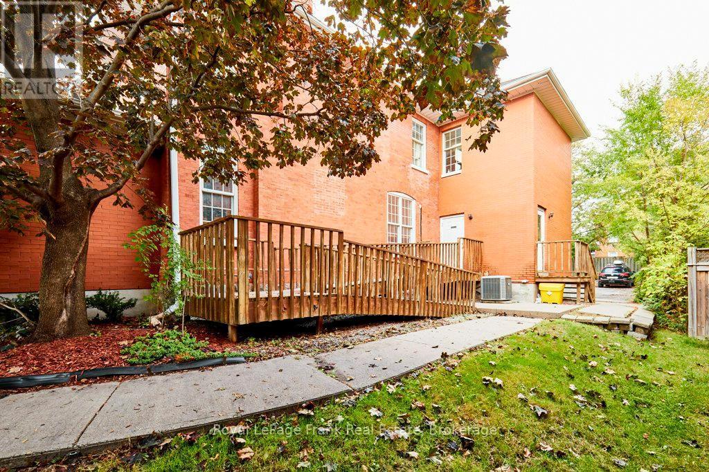 












215 SIMCOE STREET N

,
Oshawa (O'Neill),




Ontario
L1G4T1

