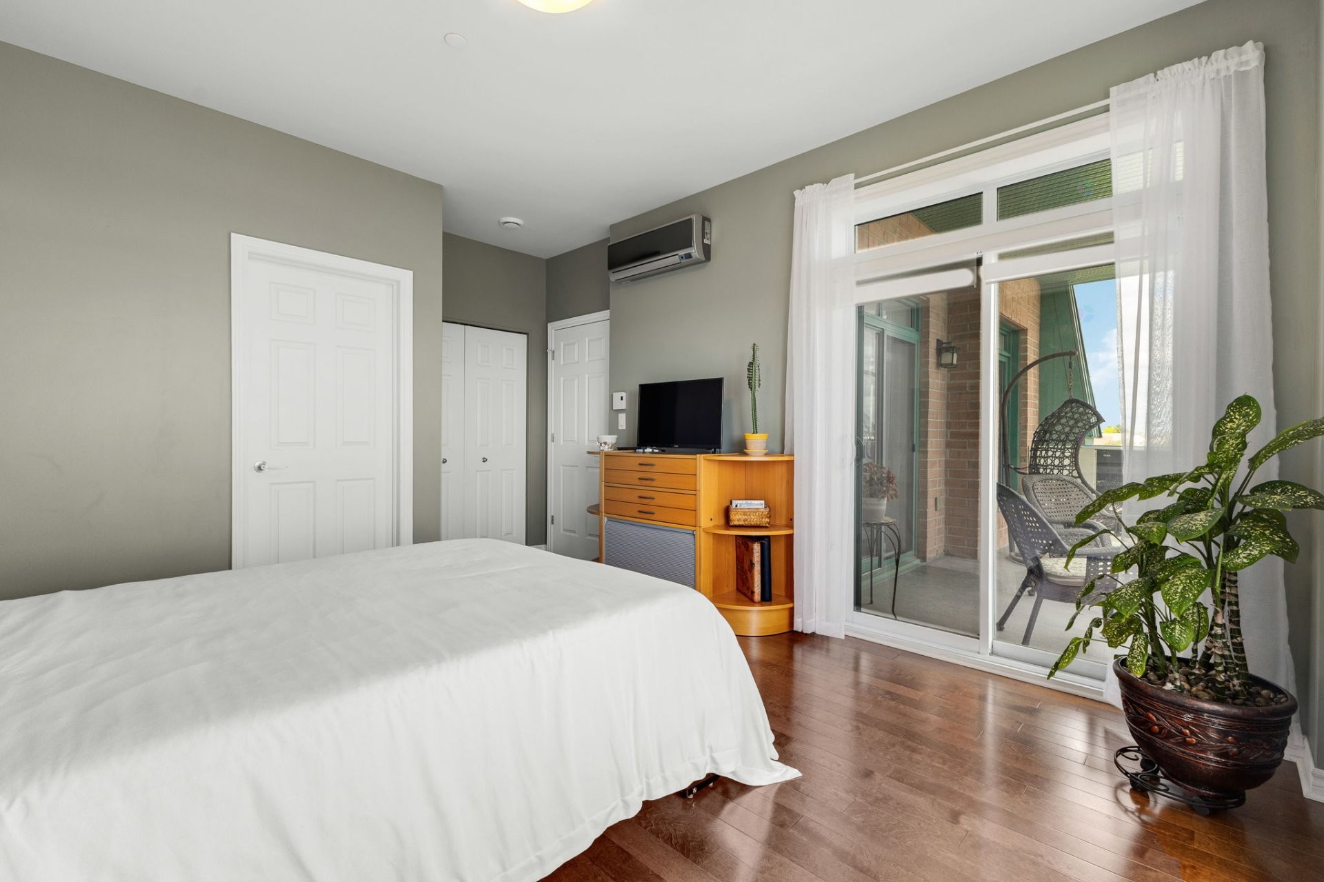 









1180


Ch. d'Aylmer

, 706,
Gatineau (Aylmer),




QC
J9H0G5

