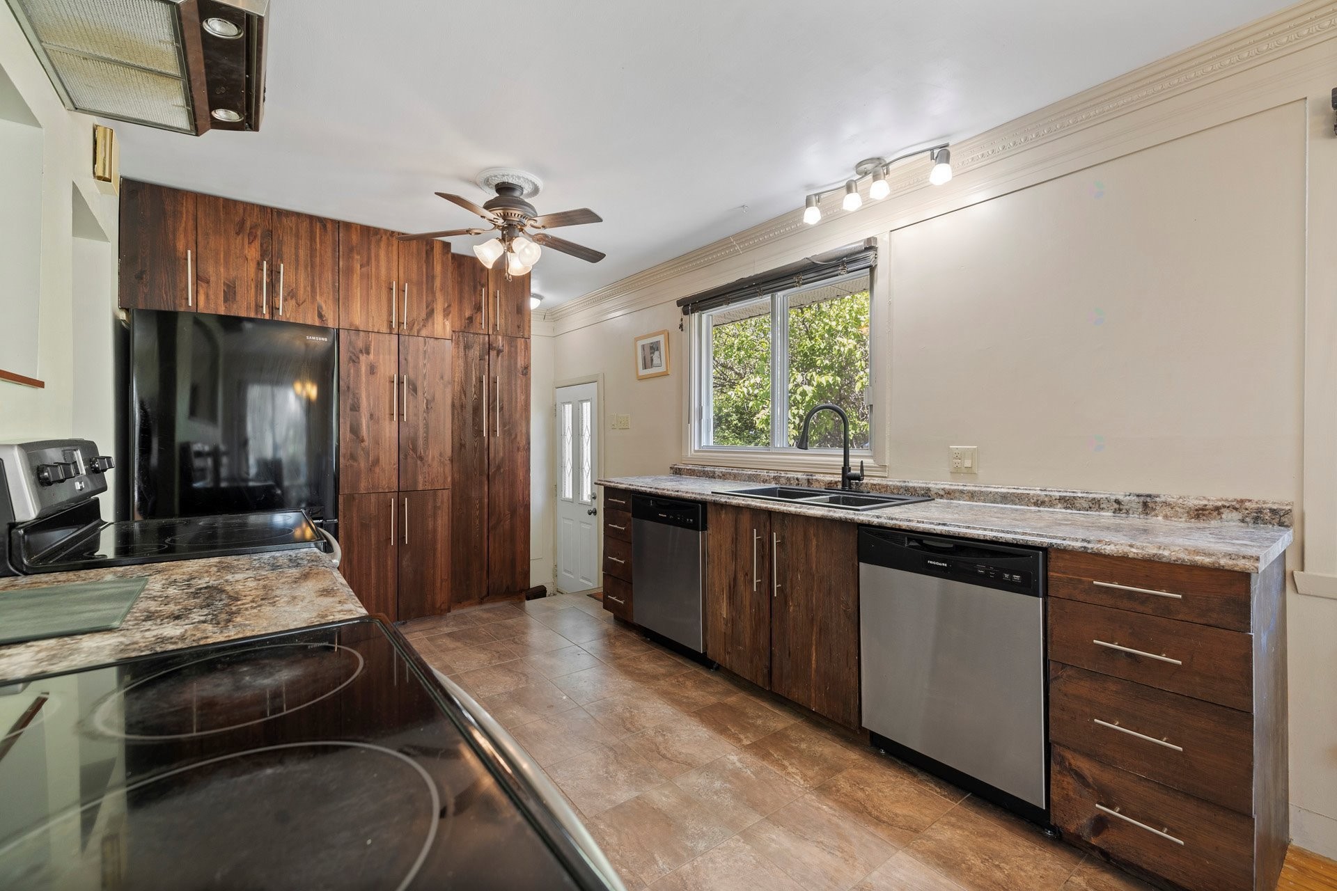 









335


Av. Stream

,
Dorval,




QC
H9S2P7

