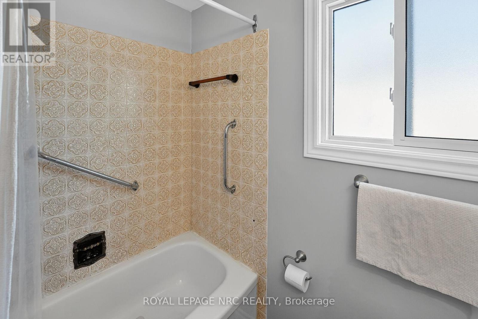 












28 CHANTAL COURT

,
Welland (Lincoln/Crowland),




Ontario
L3B5V3

