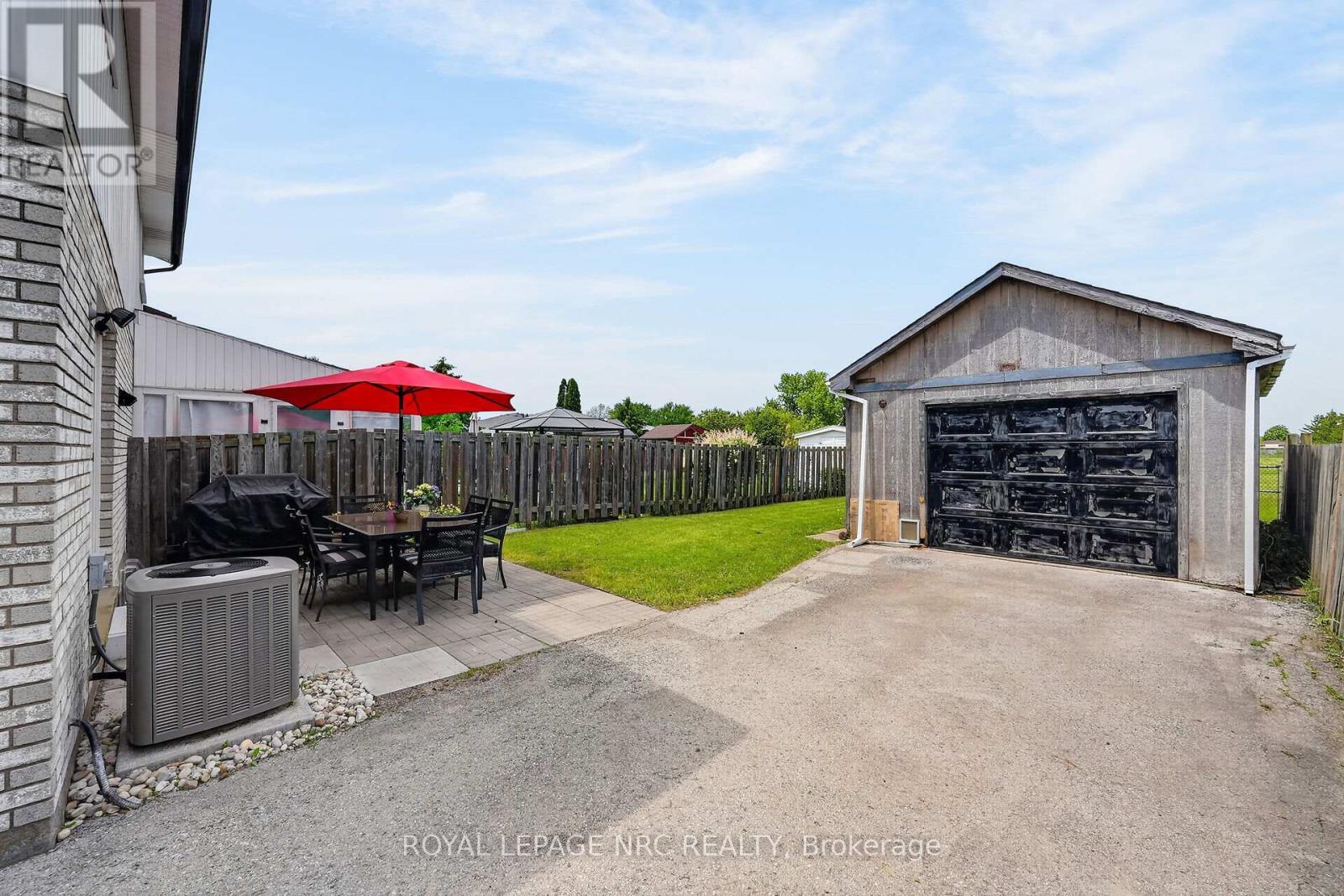 












28 CHANTAL COURT

,
Welland (Lincoln/Crowland),




Ontario
L3B5V3

