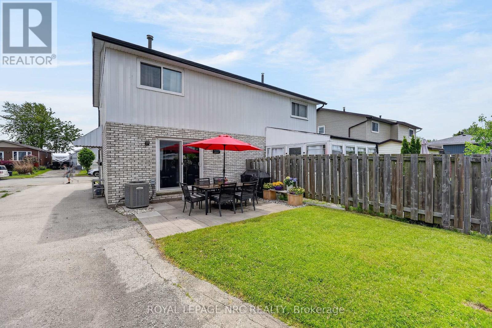 












28 CHANTAL COURT

,
Welland (Lincoln/Crowland),




Ontario
L3B5V3


