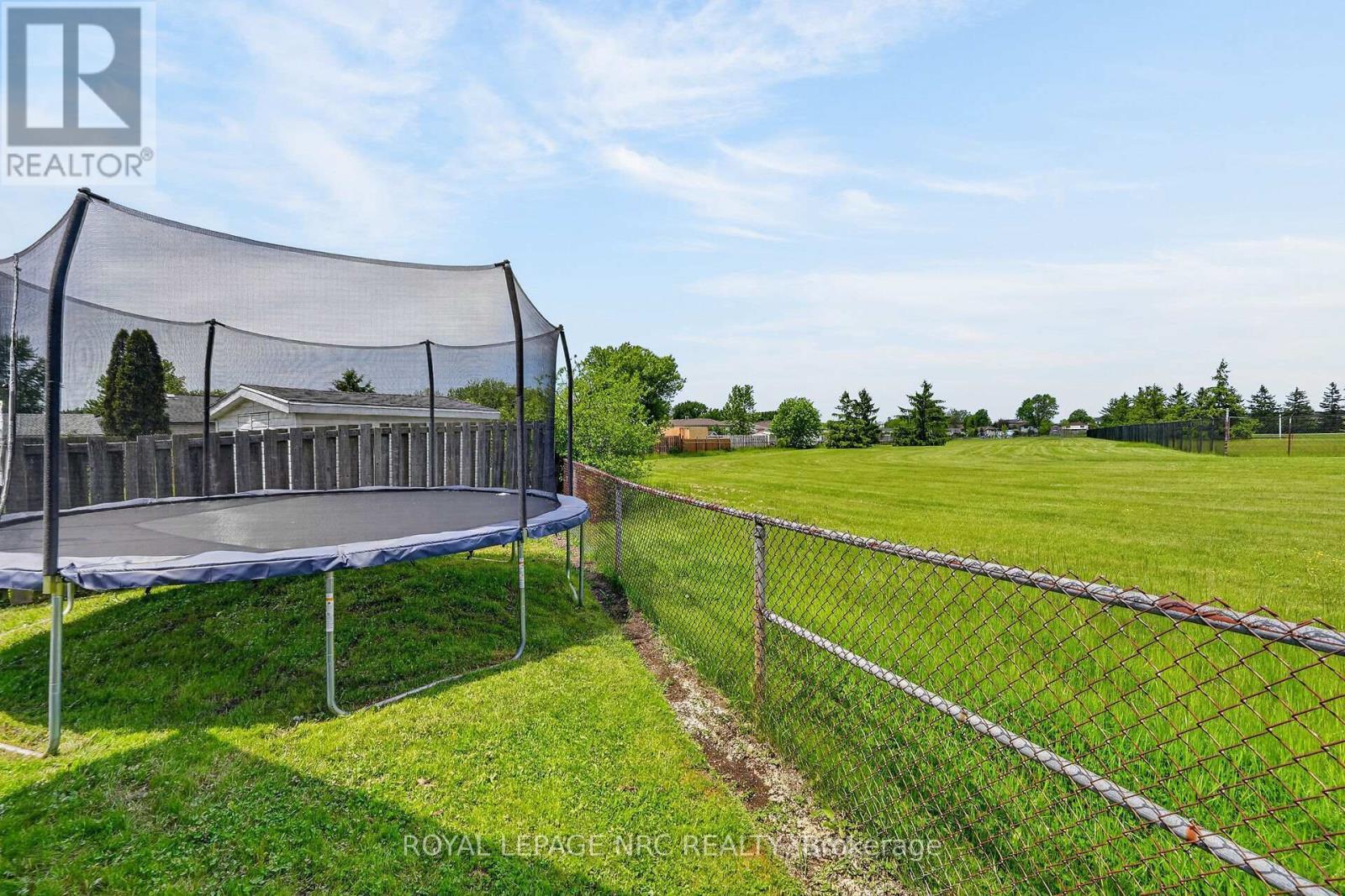 












28 CHANTAL COURT

,
Welland (Lincoln/Crowland),




Ontario
L3B5V3

