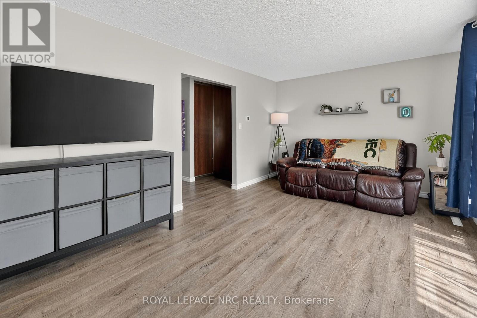 












28 CHANTAL COURT

,
Welland (Lincoln/Crowland),




Ontario
L3B5V3

