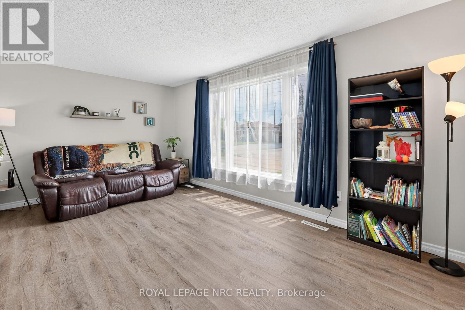 












28 CHANTAL COURT

,
Welland (Lincoln/Crowland),




Ontario
L3B5V3

