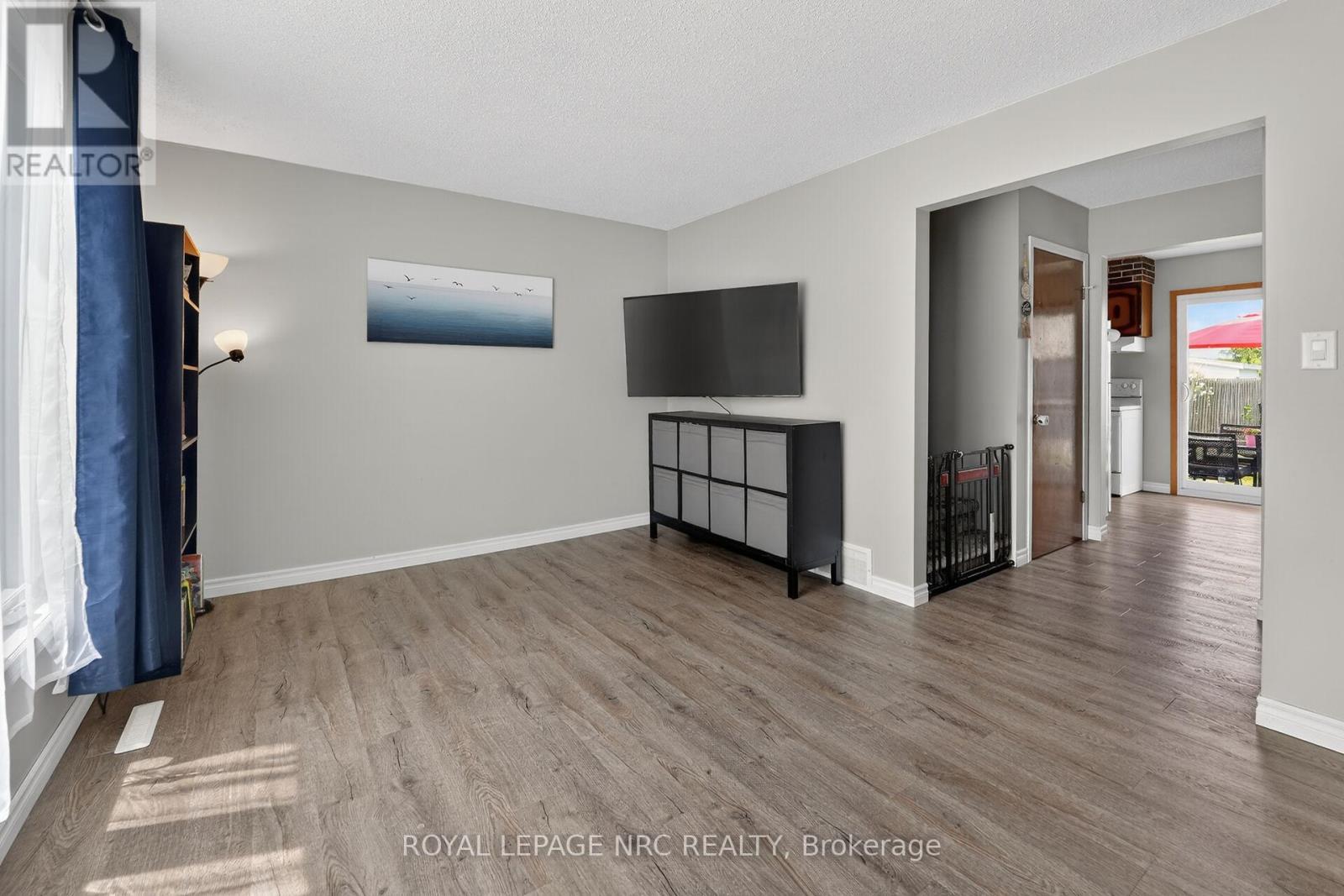 












28 CHANTAL COURT

,
Welland (Lincoln/Crowland),




Ontario
L3B5V3

