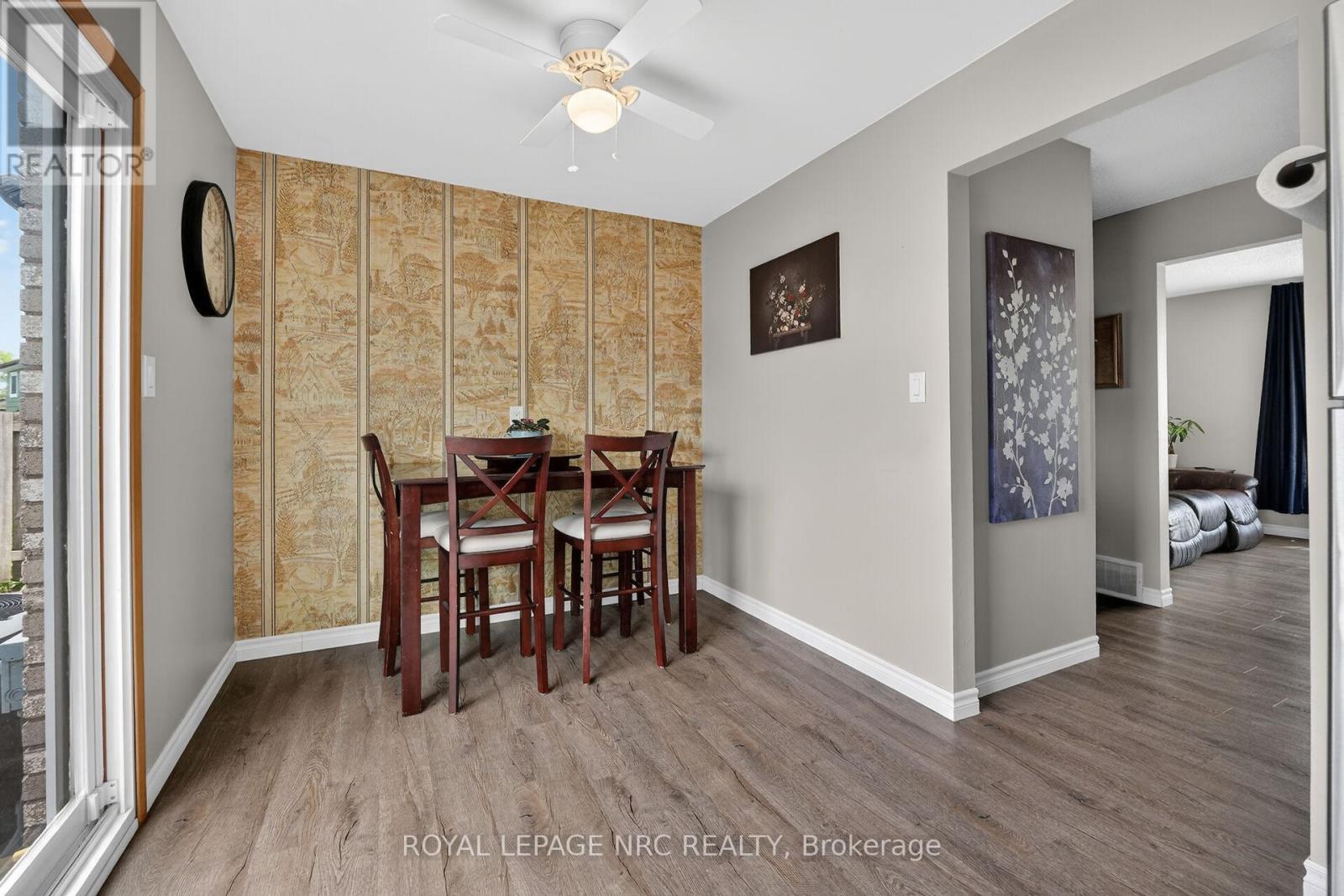 












28 CHANTAL COURT

,
Welland (Lincoln/Crowland),




Ontario
L3B5V3

