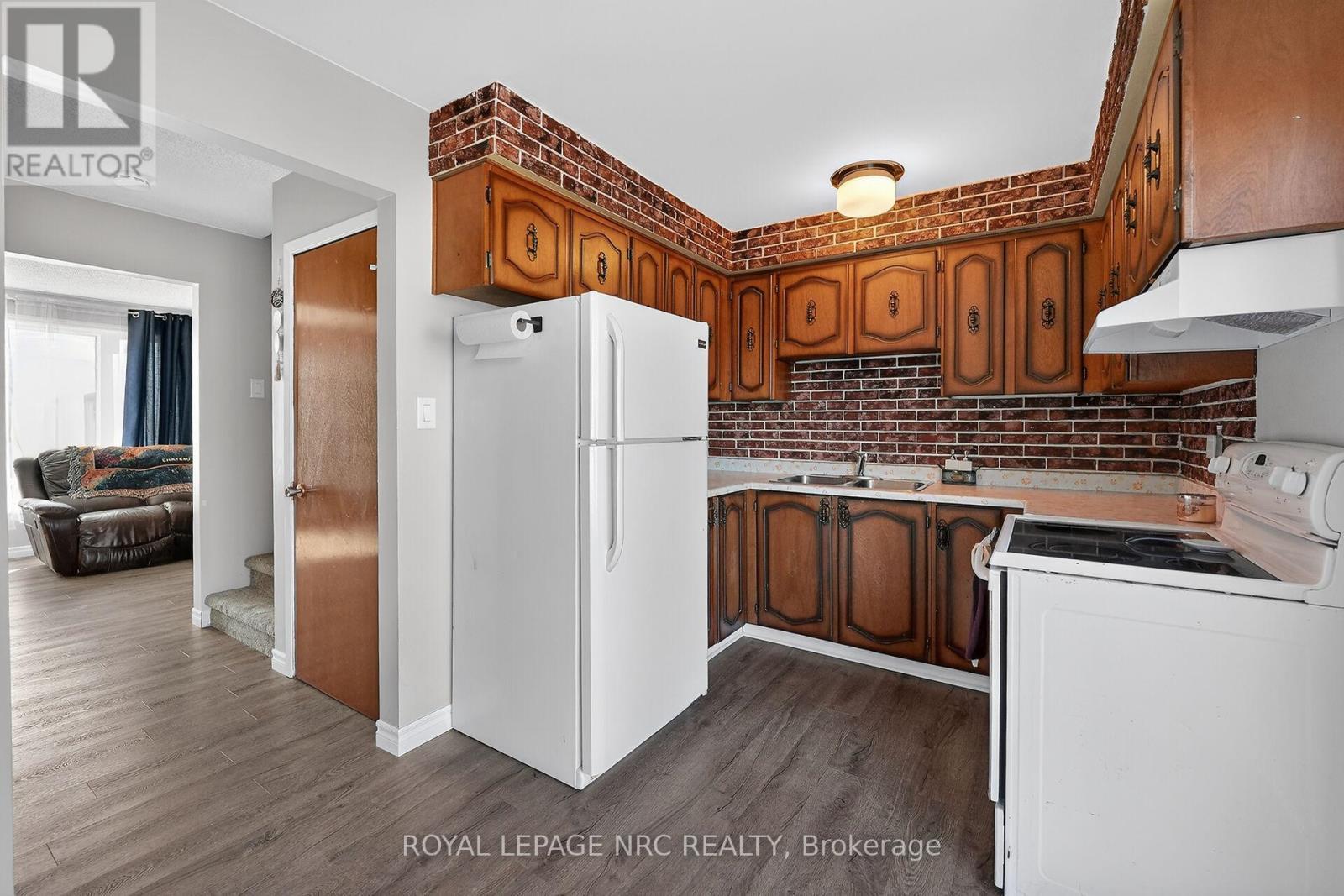 












28 CHANTAL COURT

,
Welland (Lincoln/Crowland),




Ontario
L3B5V3

