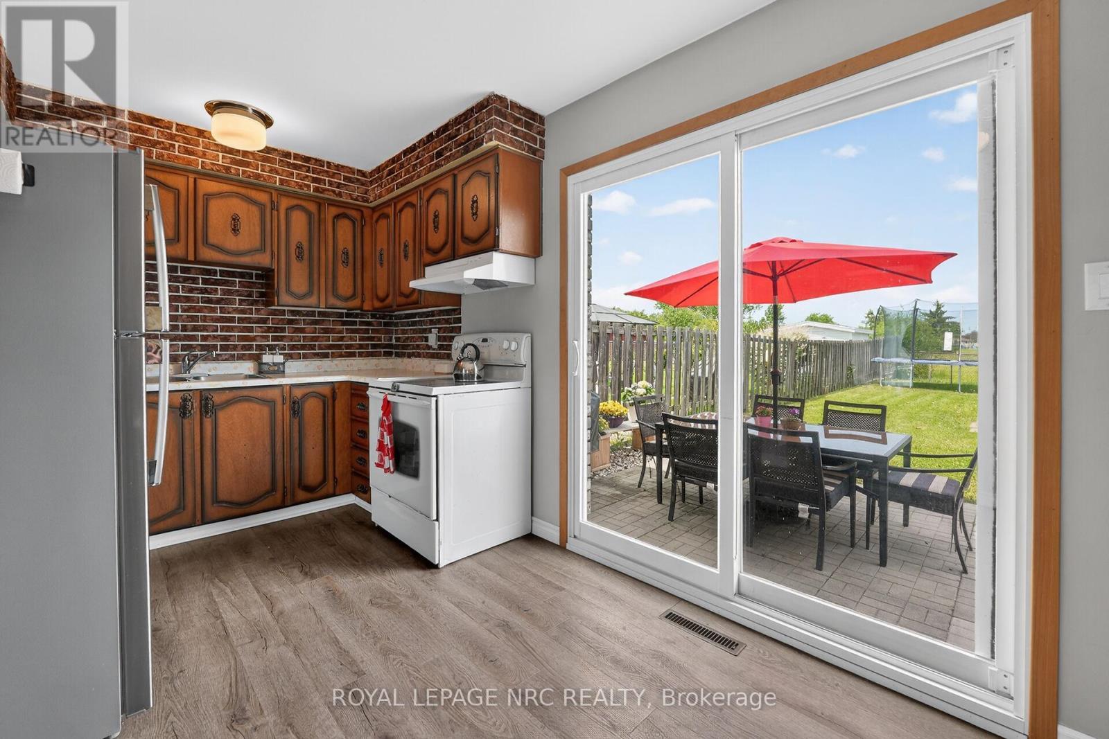 












28 CHANTAL COURT

,
Welland (Lincoln/Crowland),




Ontario
L3B5V3

