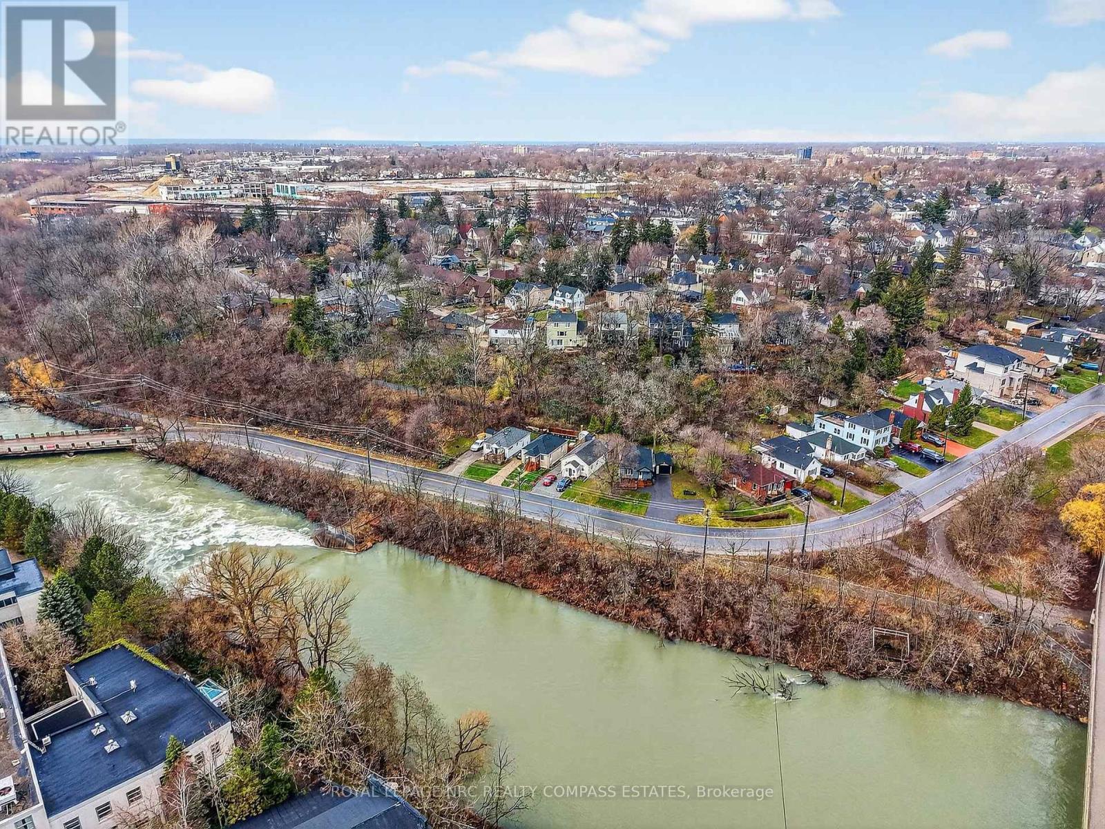 












31 QUEEN MARY DRIVE

,
St. Catharines (Downtown),




Ontario
L2R2J3

