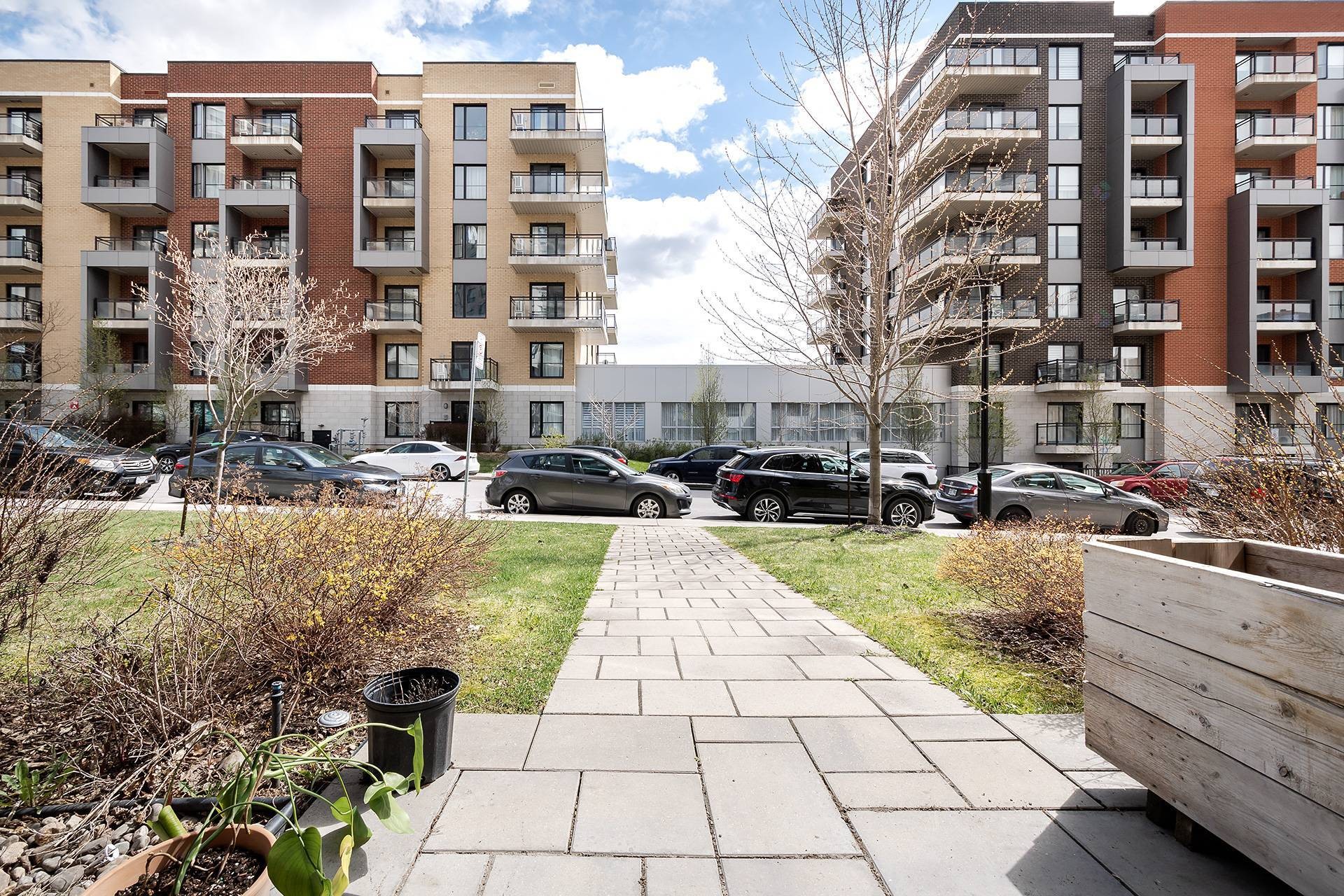 









1700


Rue Viola-Desmond

, 114,
Montréal (LaSalle),




QC
H8N0H1

