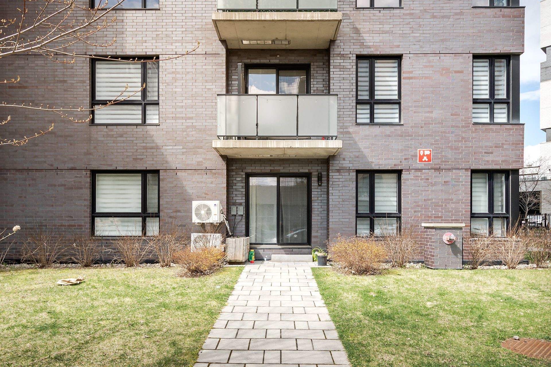 









1700


Rue Viola-Desmond

, 114,
Montréal (LaSalle),




QC
H8N0H1

