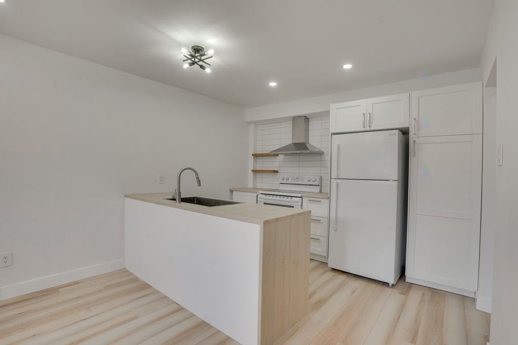 









183


Rue Mutchmore

, 1,
Gatineau (Hull),




QC
J8Y3T8

