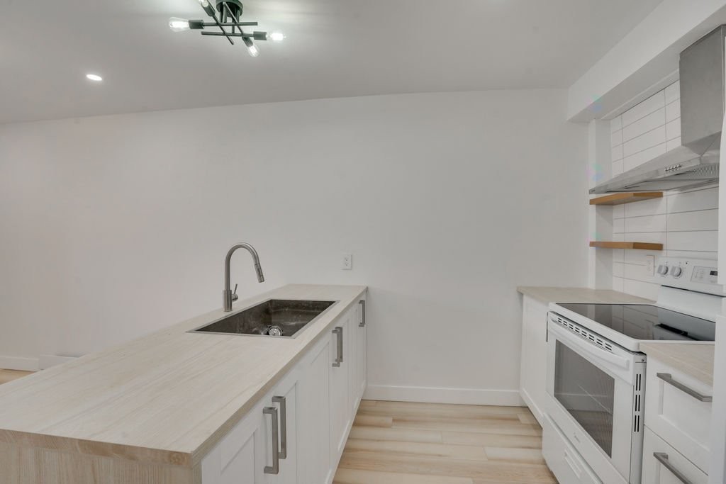 









183


Rue Mutchmore

, 1,
Gatineau (Hull),




QC
J8Y3T8

