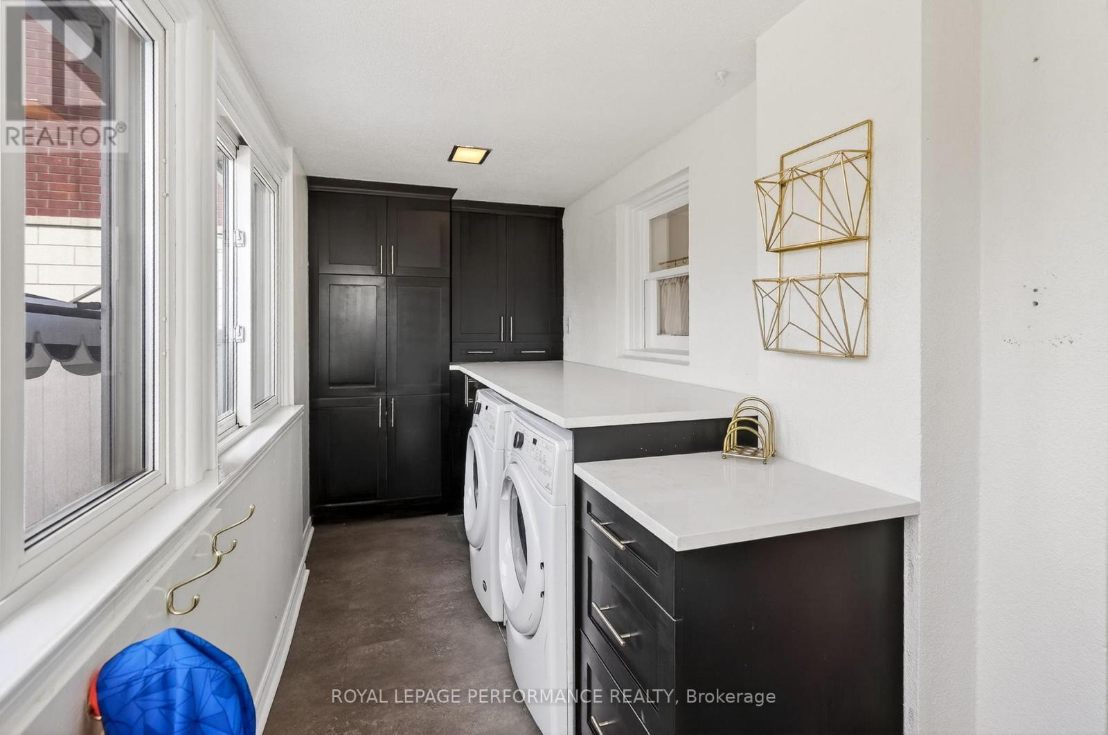 












317 SHAKESPEARE STREET

,
Ottawa,




Ontario
K1L5M1

