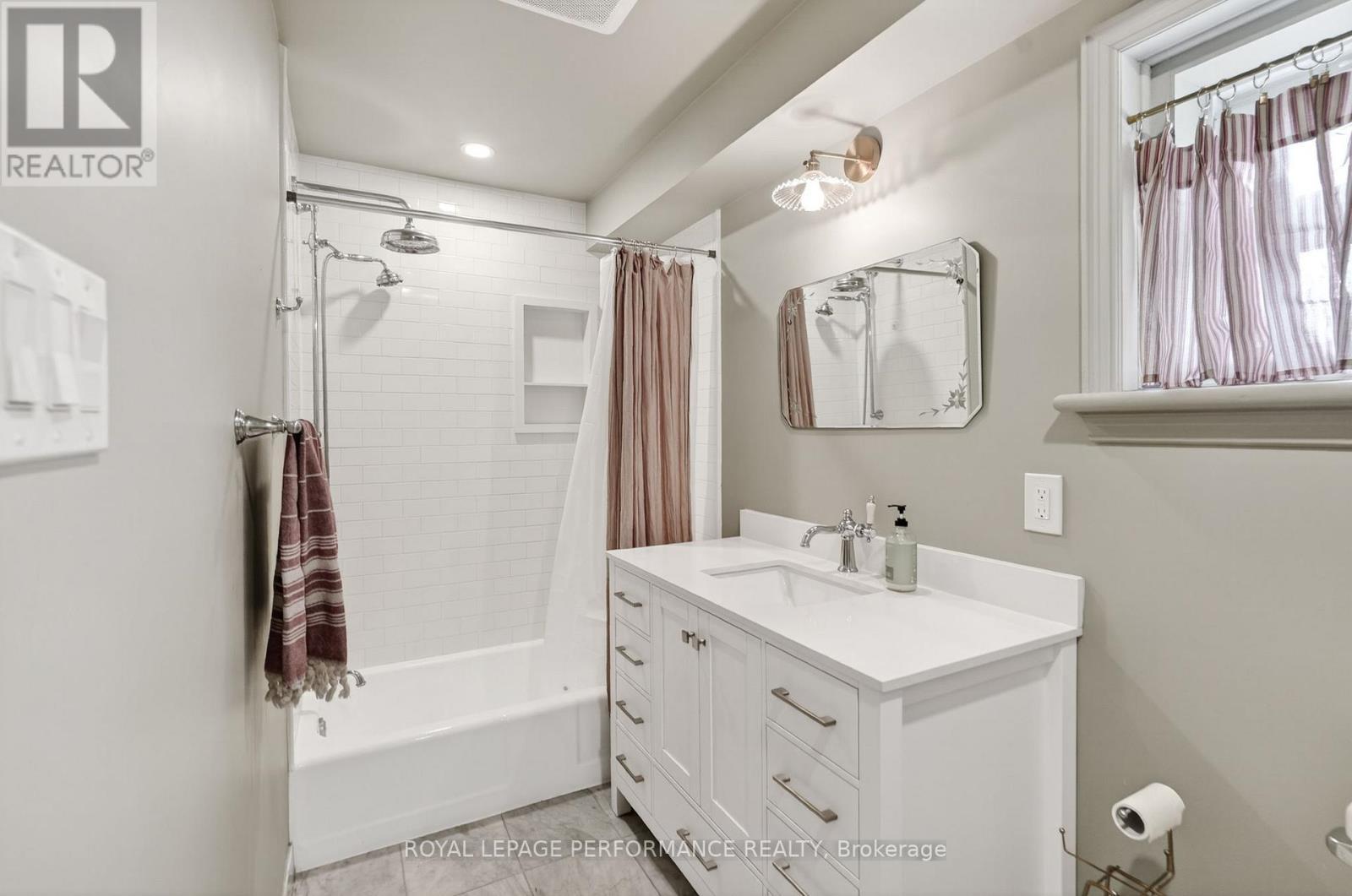 












317 SHAKESPEARE STREET

,
Ottawa,




Ontario
K1L5M1

