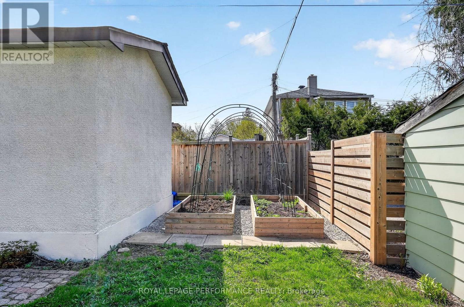 












317 SHAKESPEARE STREET

,
Ottawa,




Ontario
K1L5M1

