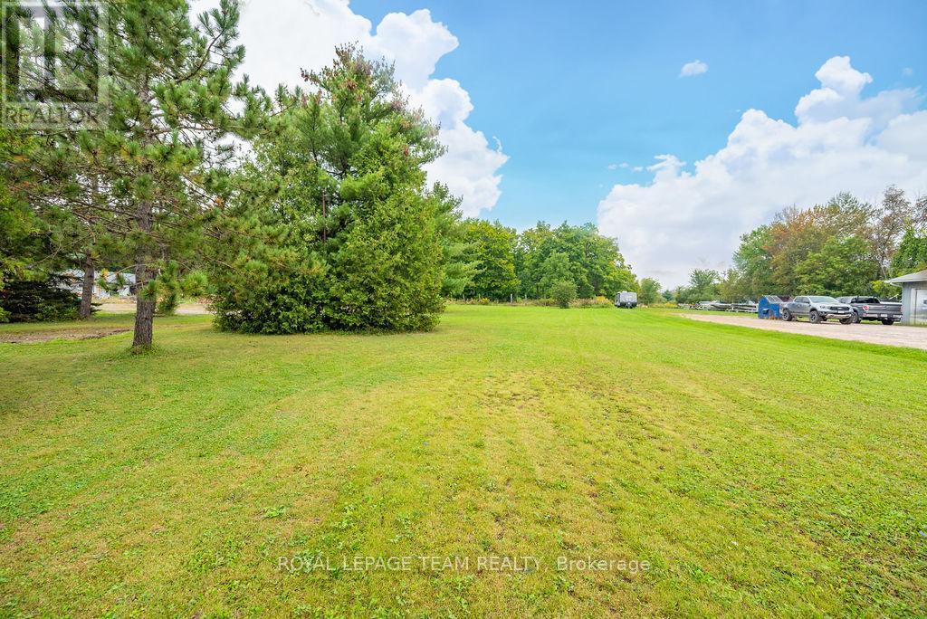 












00 GILLAN ROAD

,
Renfrew,







Ontario
K7V4L3

