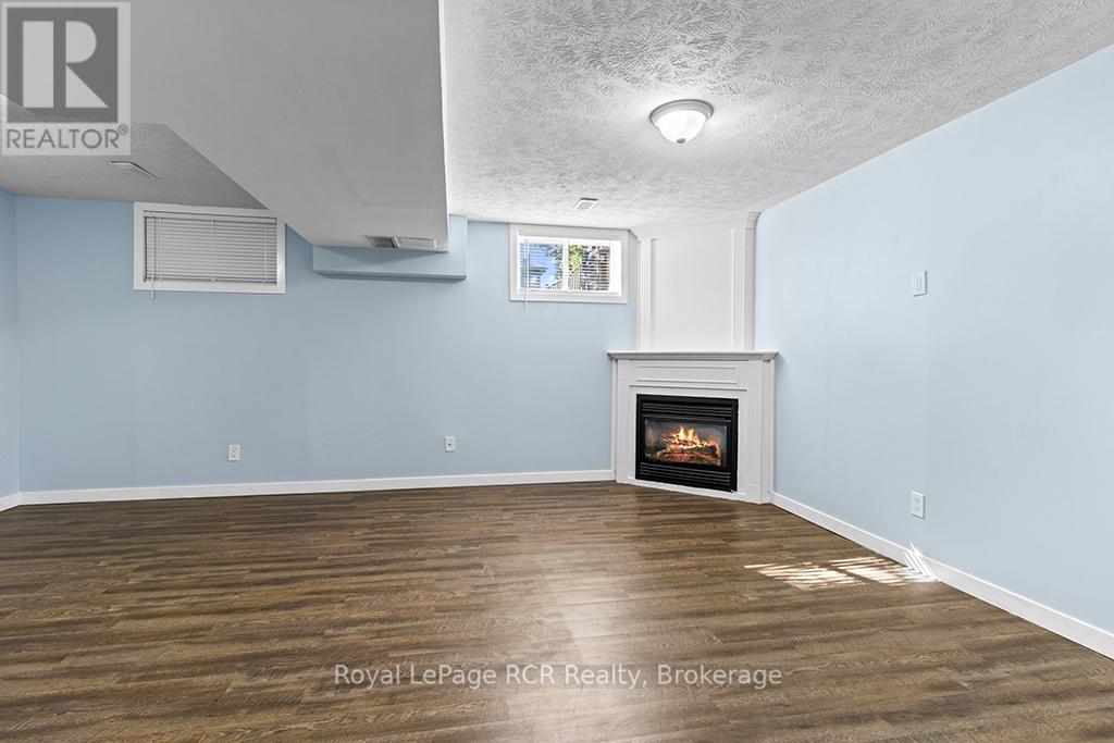 












2512 - 2512 8TH AVENUE A AVENUE E

,
Owen Sound,




Ontario
N4K6W5

