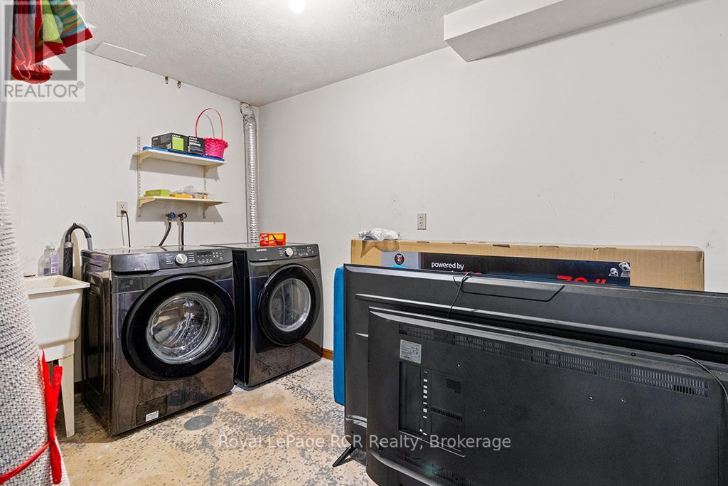 












2512 - 2512 8TH AVENUE A AVENUE E

,
Owen Sound,




Ontario
N4K6W5

