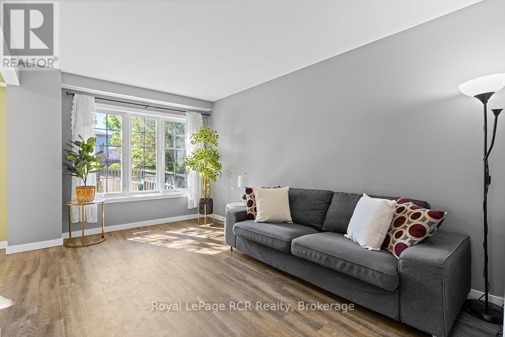 












2512 - 2512 8TH AVENUE A AVENUE E

,
Owen Sound,




Ontario
N4K6W5

