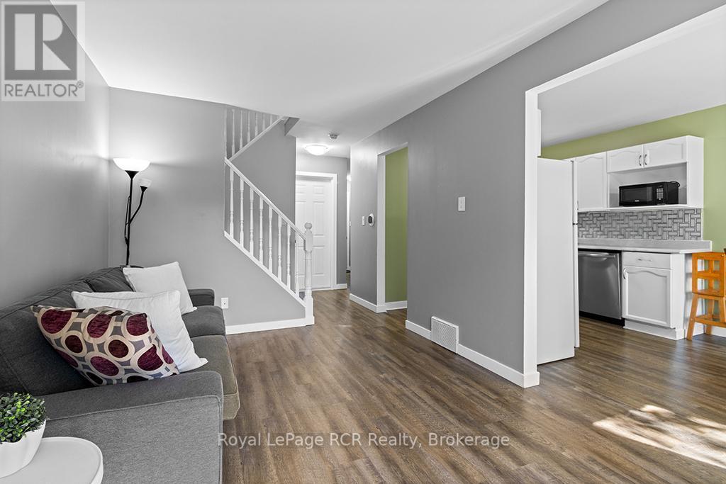 












2512 - 2512 8TH AVENUE A AVENUE E

,
Owen Sound,




Ontario
N4K6W5

