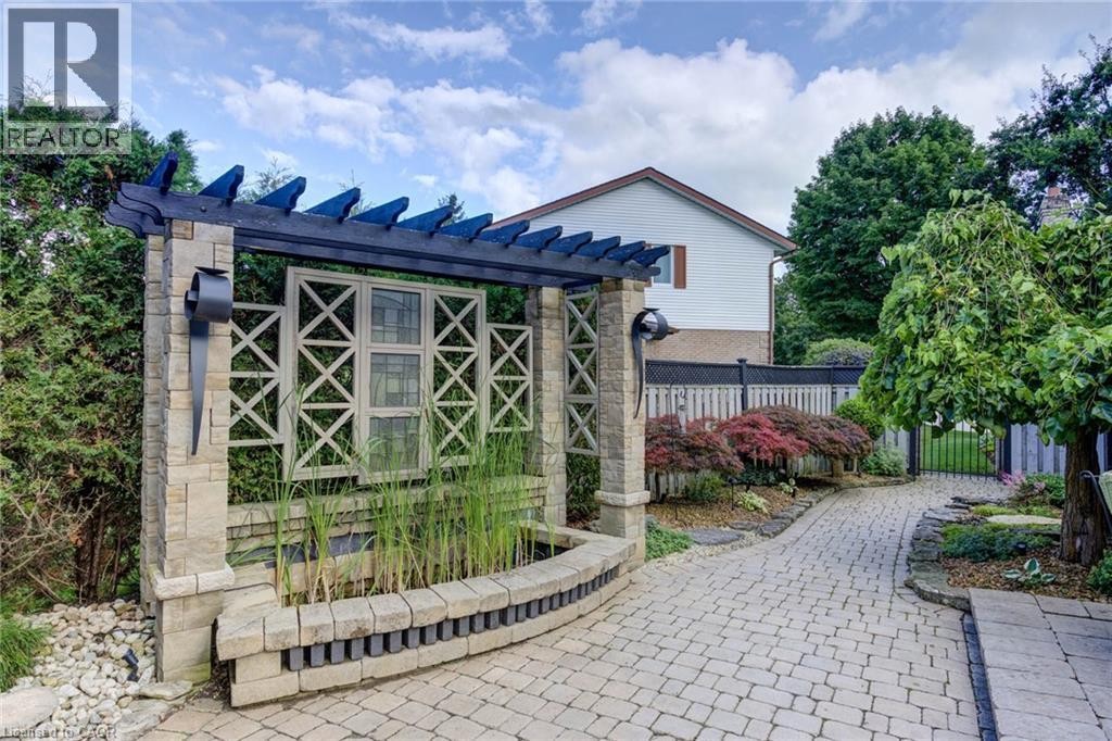 












14 JAMES Court

,
Heidelberg,




Ontario
N0B2M1

