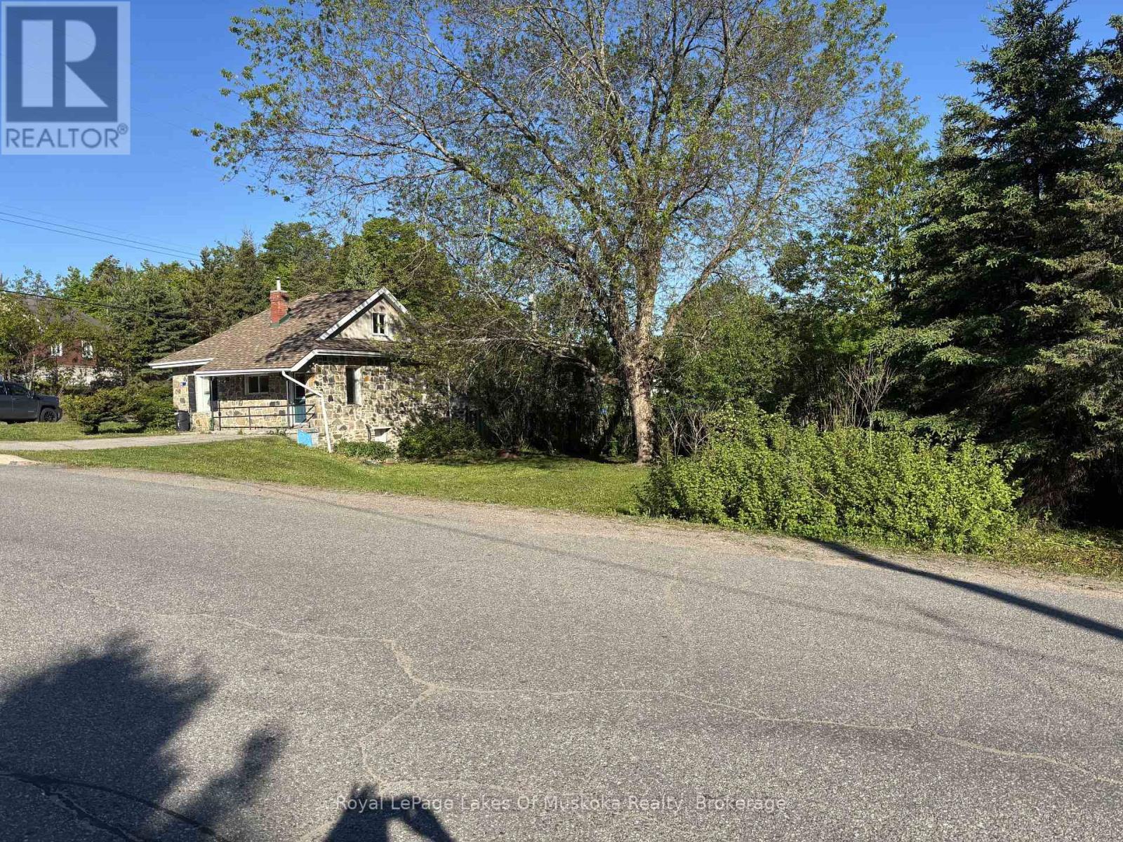 












60 WEST ROAD W

,
Huntsville (Chaffey),




Ontario
P1H1L8

