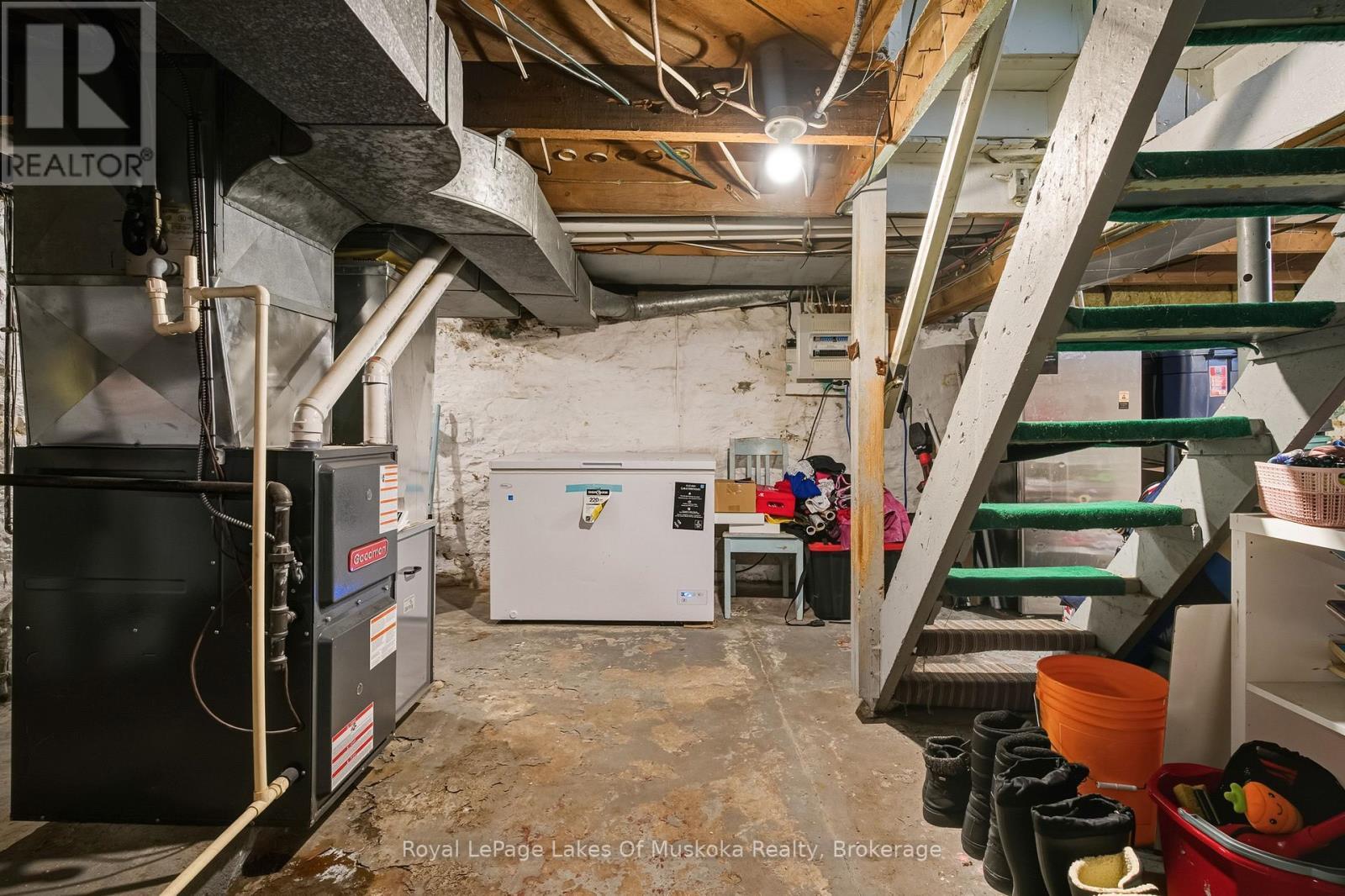 












60 WEST ROAD W

,
Huntsville (Chaffey),




Ontario
P1H1L8

