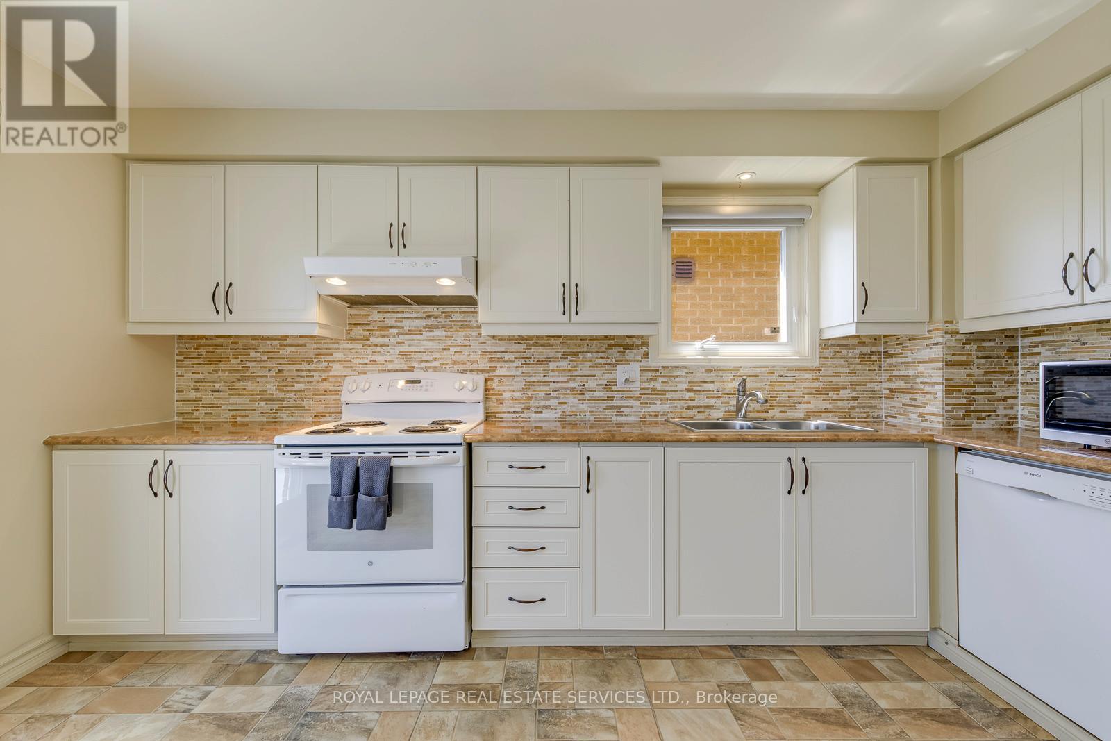 












396 LAURENTIAN AVENUE

,
Mississauga,




Ontario
L4Z2J3

