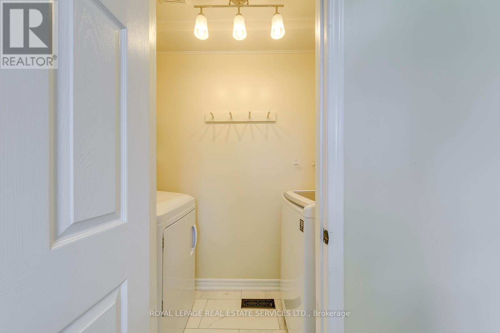 












396 LAURENTIAN AVENUE

,
Mississauga,




Ontario
L4Z2J3

