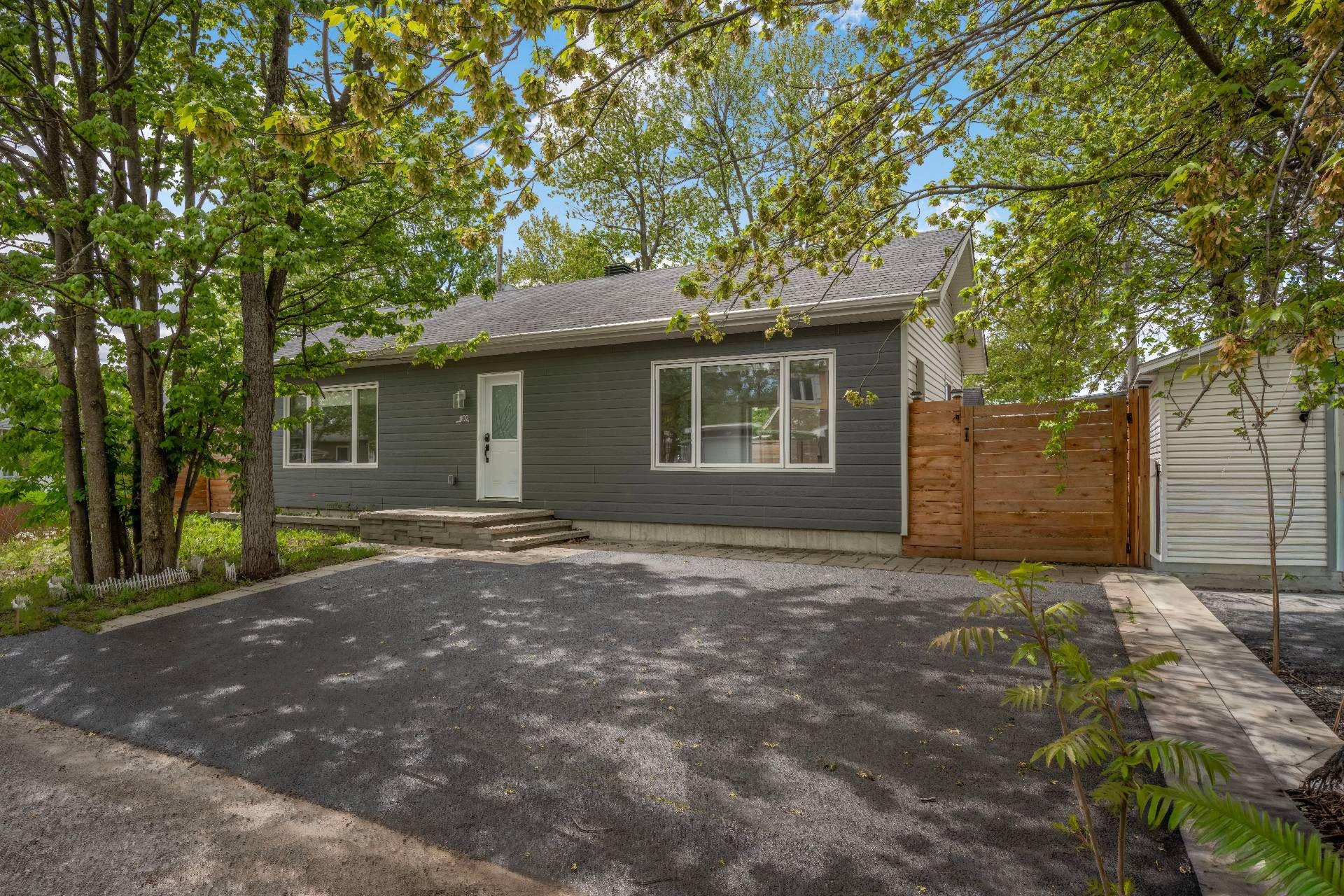 









1102


Rue de l'Équinoxe

,
Saint-Lin/Laurentides,




QC
J5M3E6

