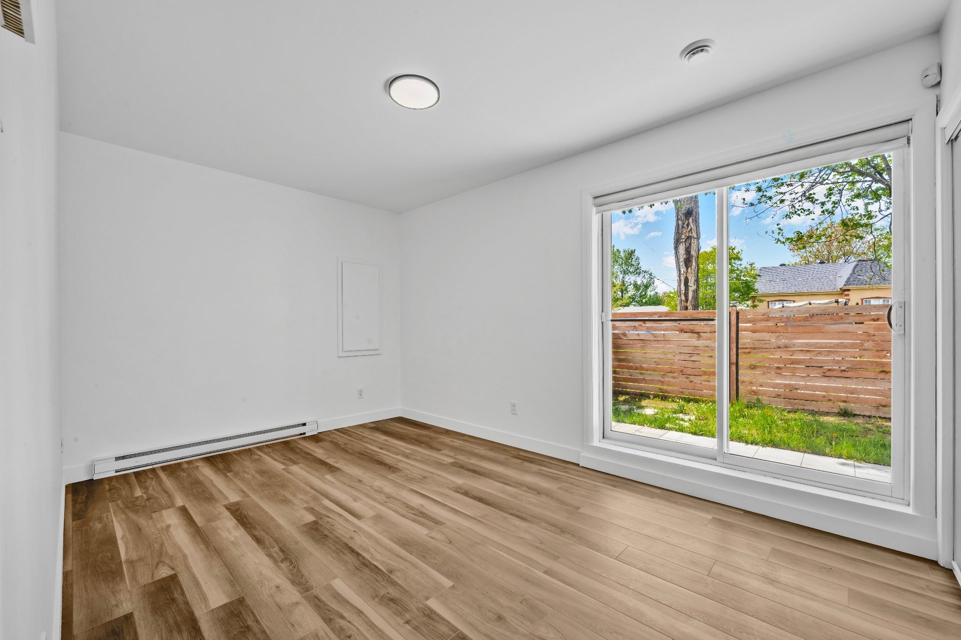 









1102


Rue de l'Équinoxe

,
Saint-Lin/Laurentides,




QC
J5M3E6

