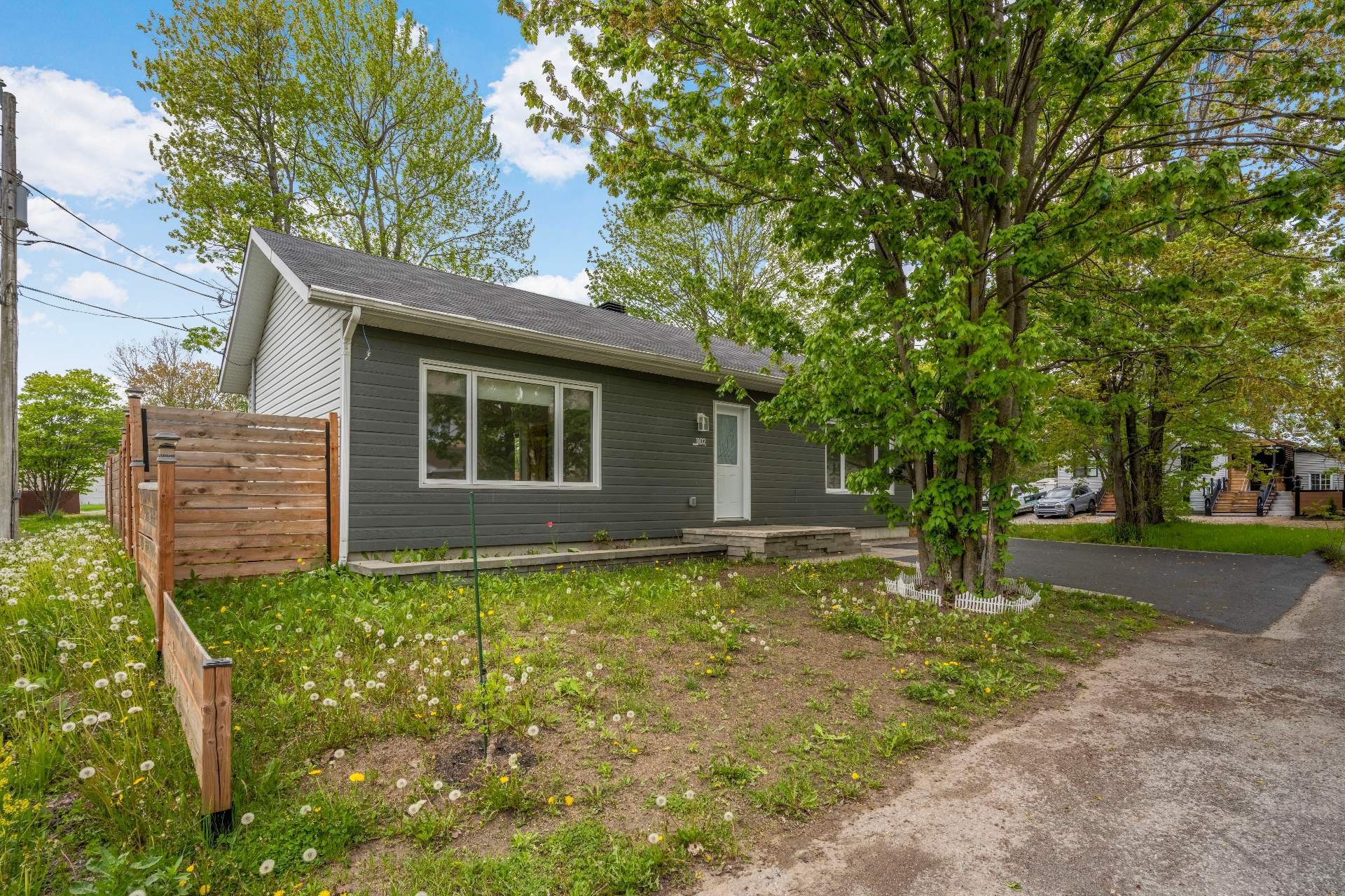 









1102


Rue de l'Équinoxe

,
Saint-Lin/Laurentides,




QC
J5M3E6

