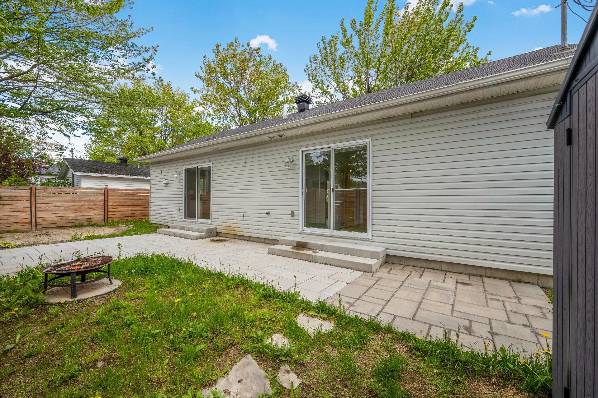 









1102


Rue de l'Équinoxe

,
Saint-Lin/Laurentides,




QC
J5M3E6

