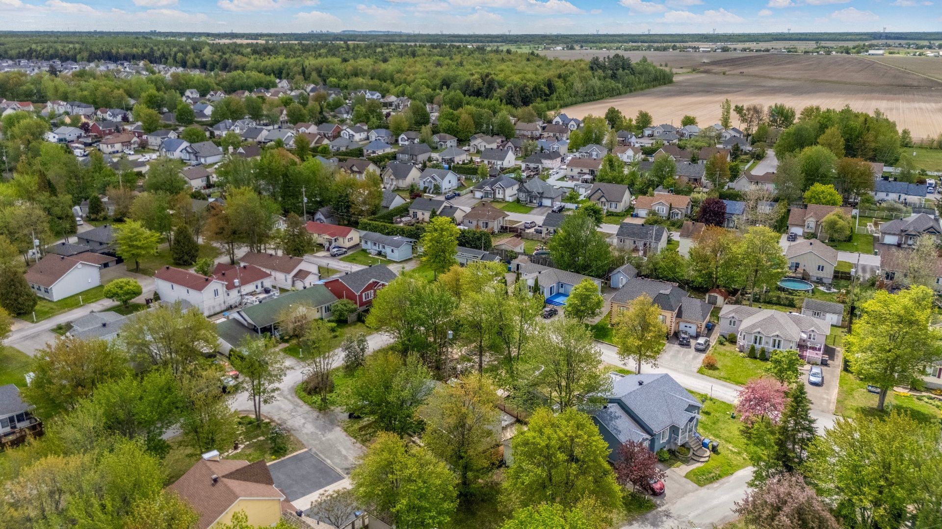 









1102


Rue de l'Équinoxe

,
Saint-Lin/Laurentides,




QC
J5M3E6

