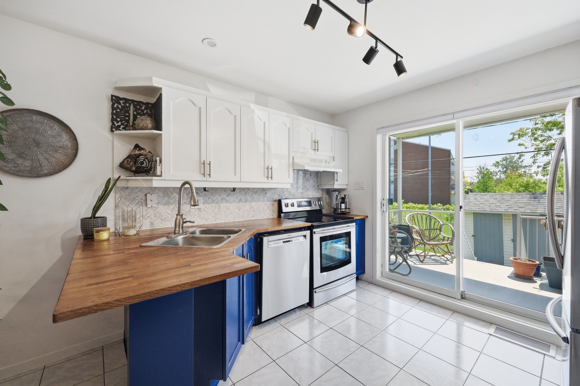 









7165


Rue Tourangeau

,
Longueuil (Saint-Hubert),




QC
J3Y1G2

