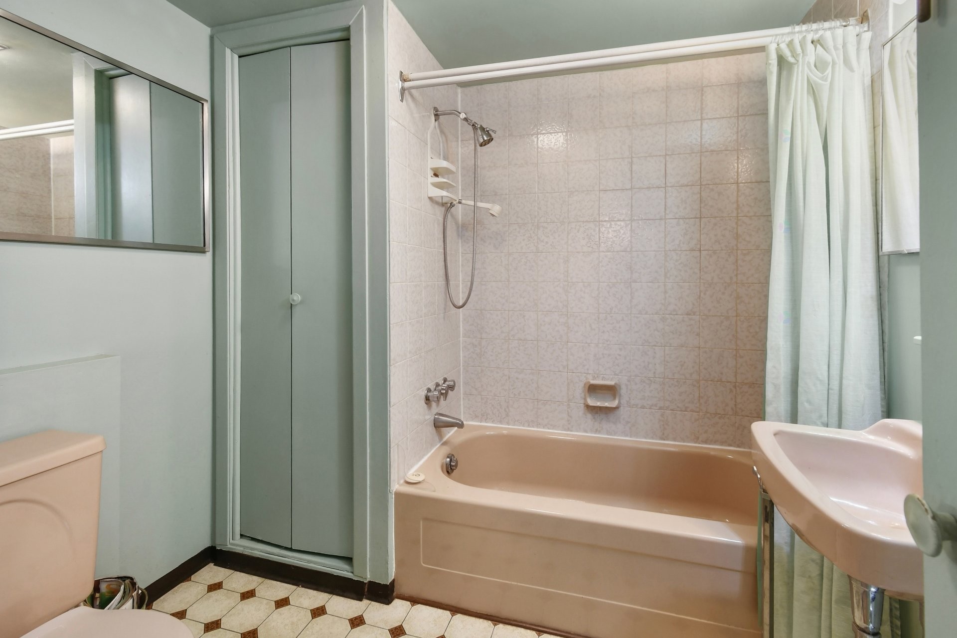 









38


Rue Giguère

,
Laval (Sainte-Rose),




QC
H7L1G9

