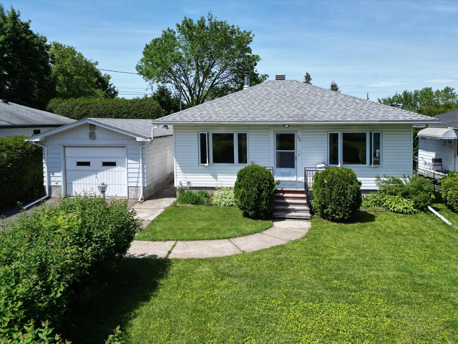 









38


Rue Giguère

,
Laval (Sainte-Rose),




QC
H7L1G9

