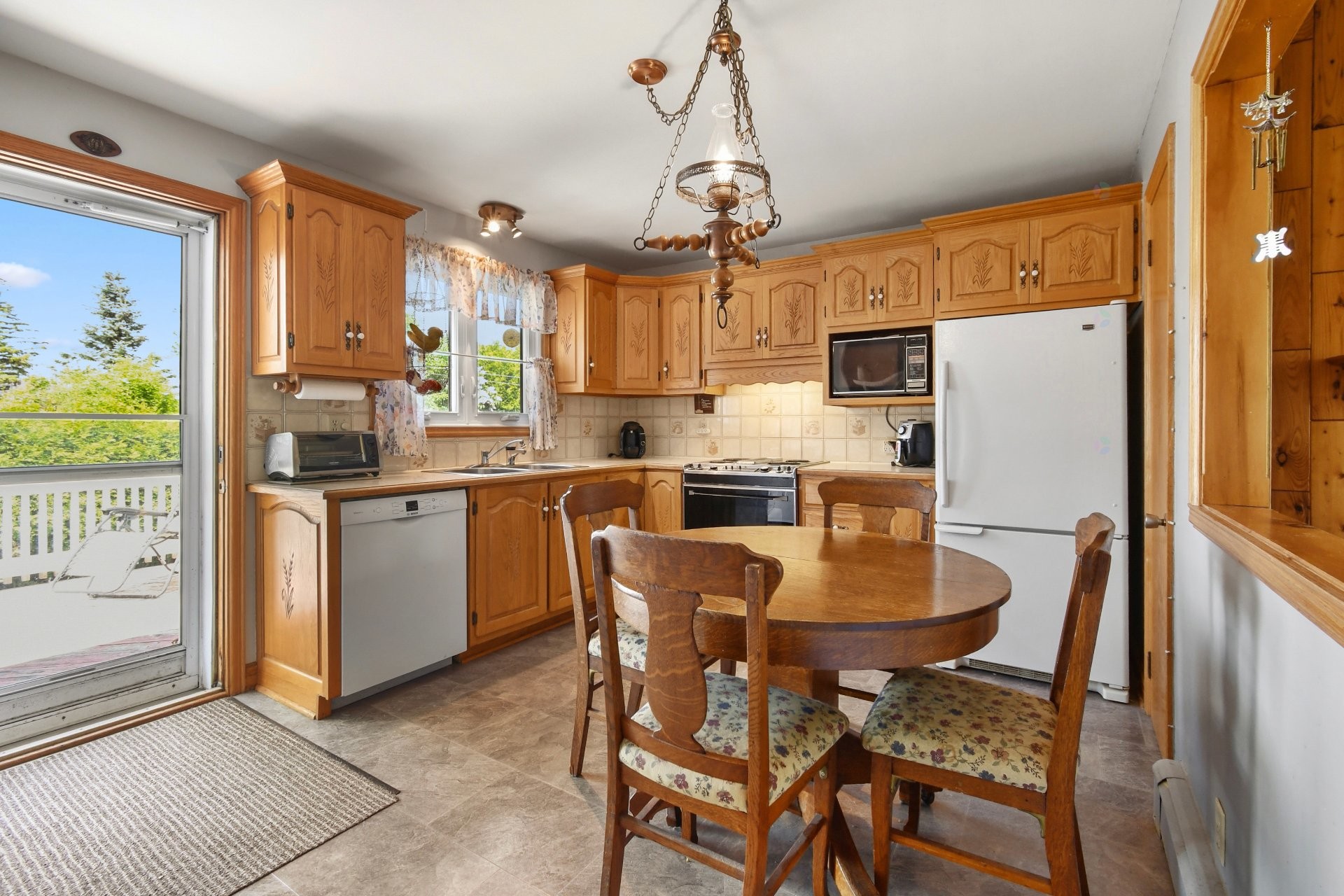 









38


Rue Giguère

,
Laval (Sainte-Rose),




QC
H7L1G9

