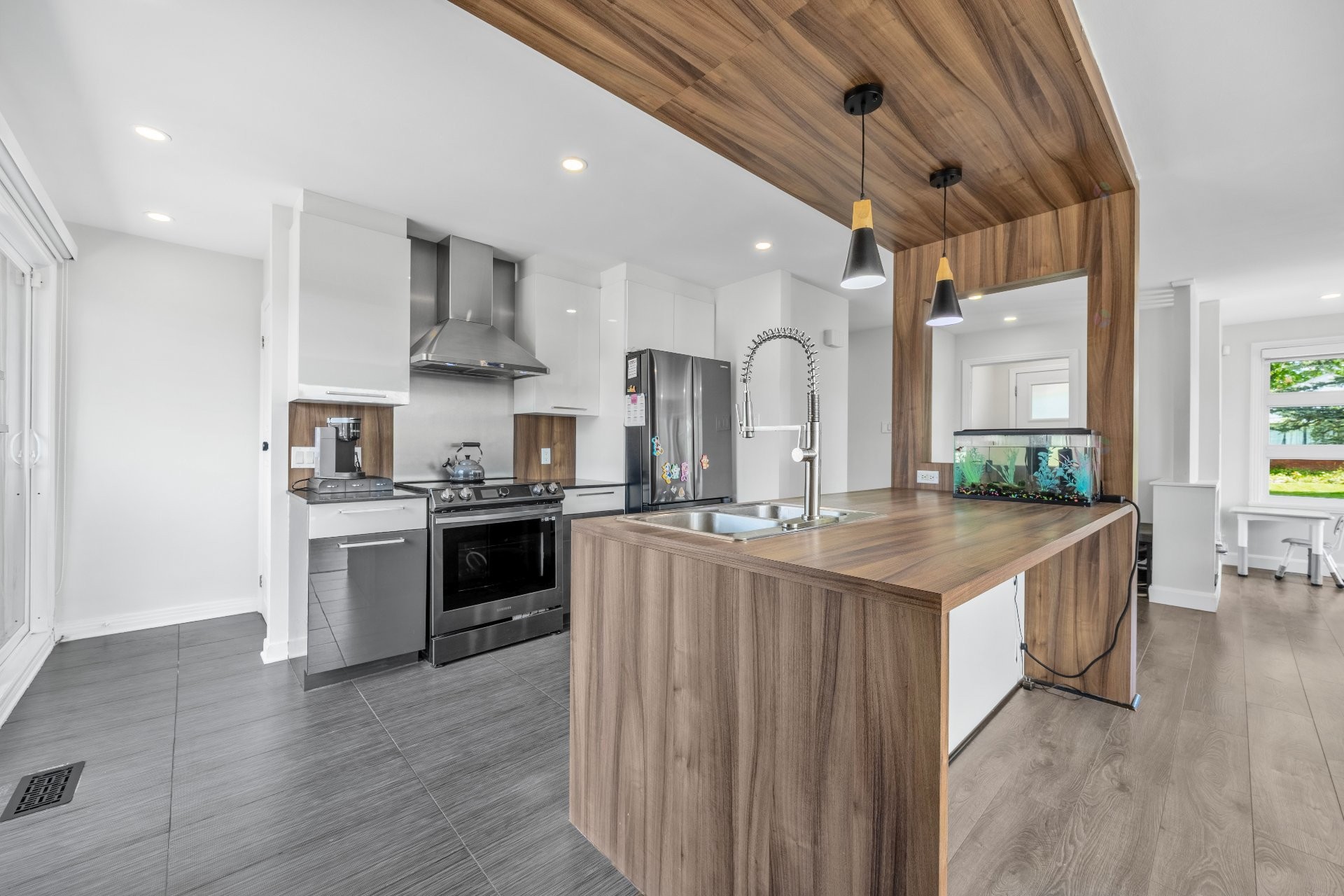 









295


Rue Sherbrooke

,
Sainte-Thérèse,




QC
J7E2C5

