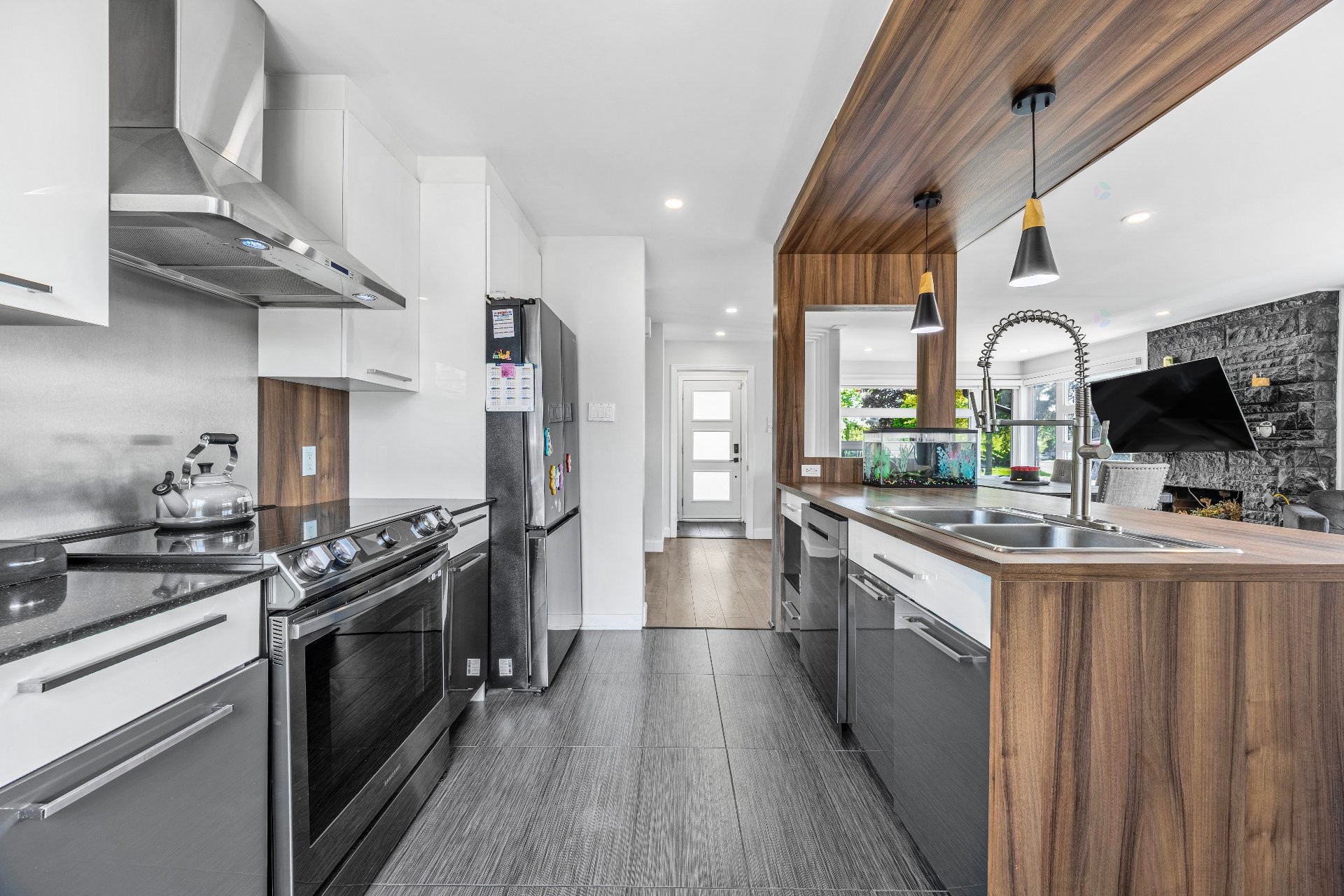 









295


Rue Sherbrooke

,
Sainte-Thérèse,




QC
J7E2C5

