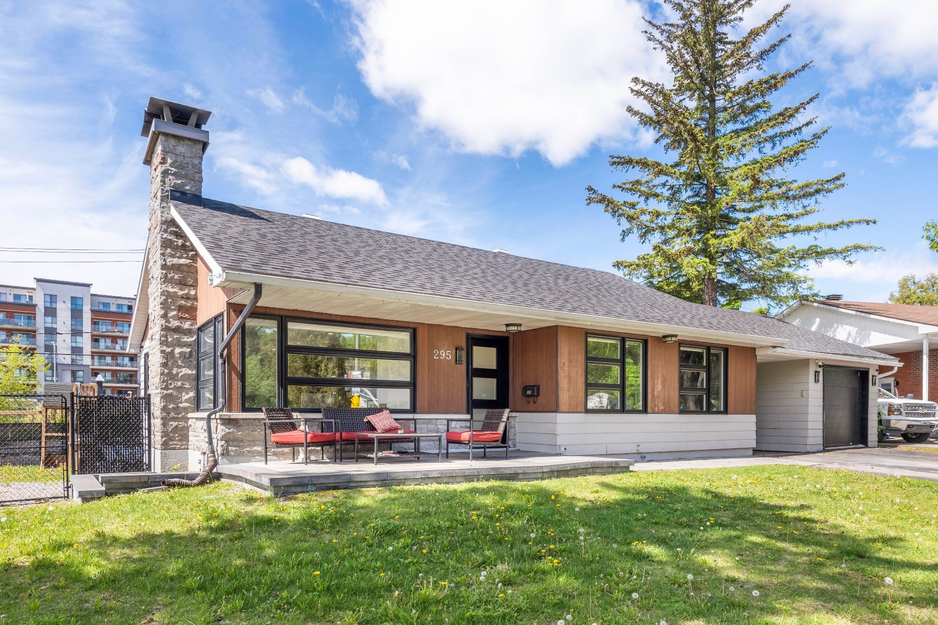 









295


Rue Sherbrooke

,
Sainte-Thérèse,




QC
J7E2C5

