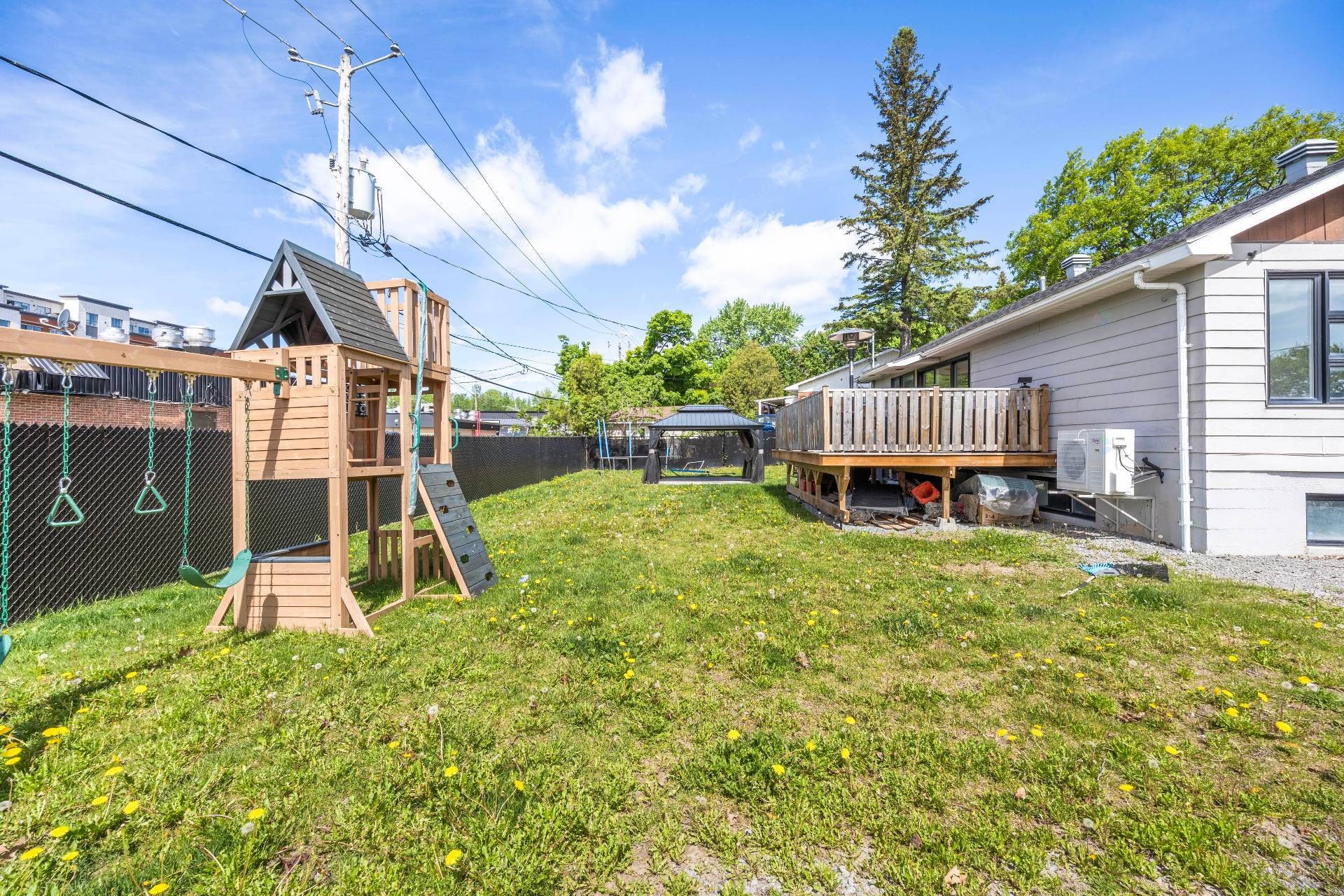









295


Rue Sherbrooke

,
Sainte-Thérèse,




QC
J7E2C5

