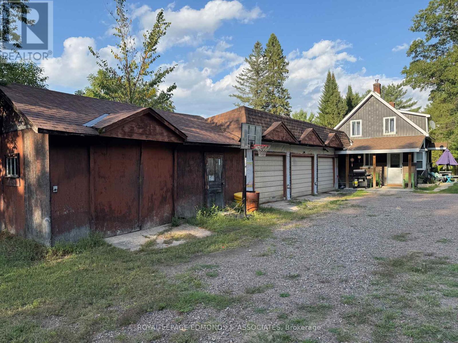 












27 STENCELLS ROAD

,
Laurentian Valley,




Ontario
K8A6W8

