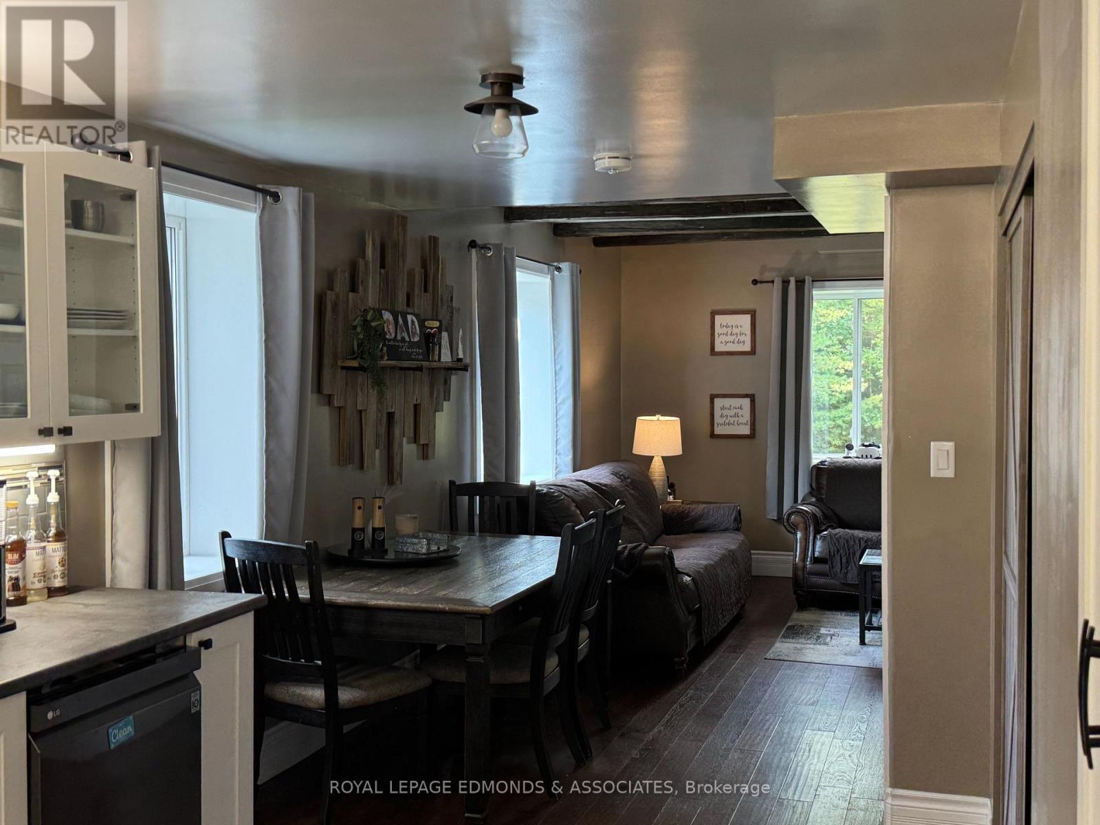 












27 STENCELLS ROAD

,
Laurentian Valley,




Ontario
K8A6W8

