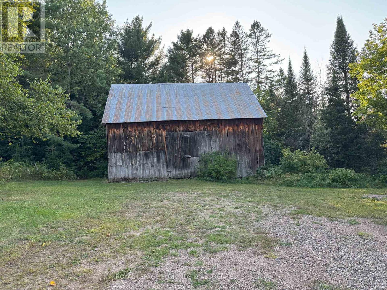 












27 STENCELLS ROAD

,
Laurentian Valley,




Ontario
K8A6W8

