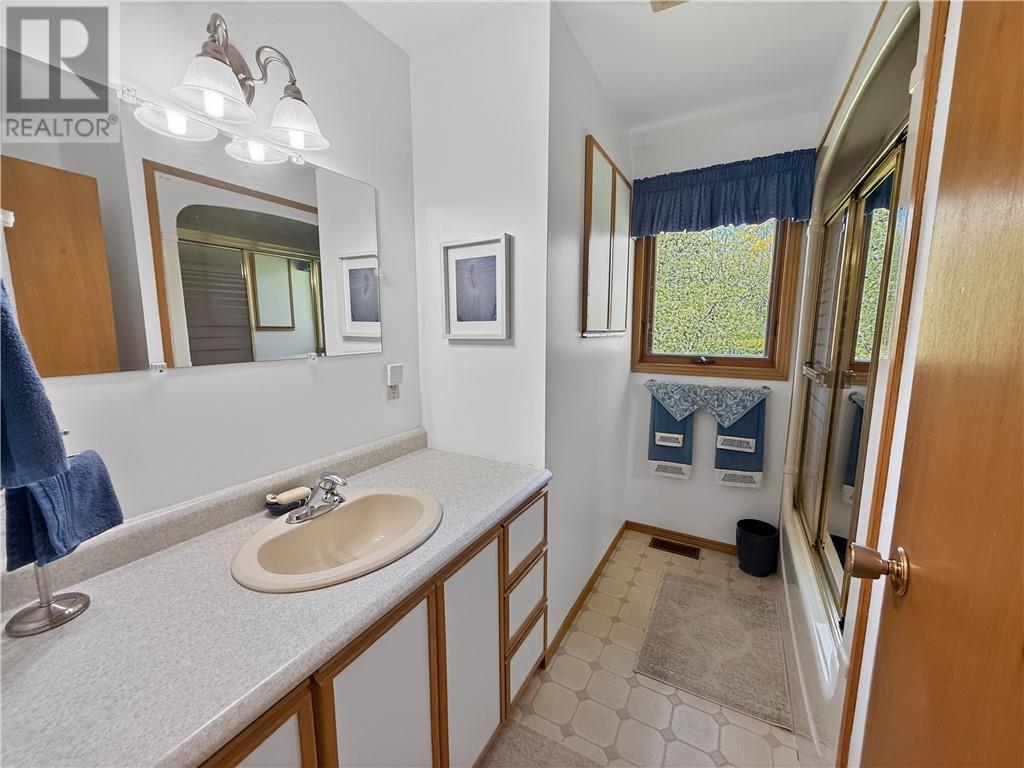 












44 North Oakcliff Drive

,
Mindemoya, Manitoulin Island,




Ontario
P0P1S0

