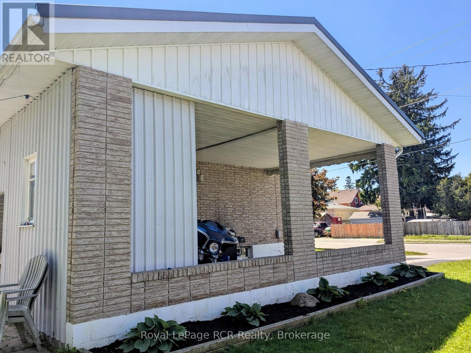












551 15TH AVENUE

,
Hanover,




Ontario
N4N3J2

