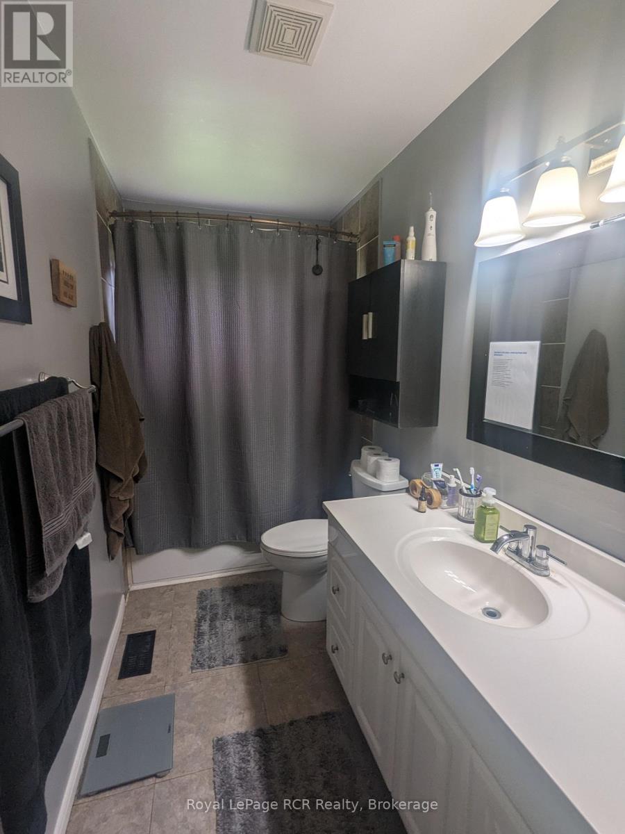 












551 15TH AVENUE

,
Hanover,




Ontario
N4N3J2


